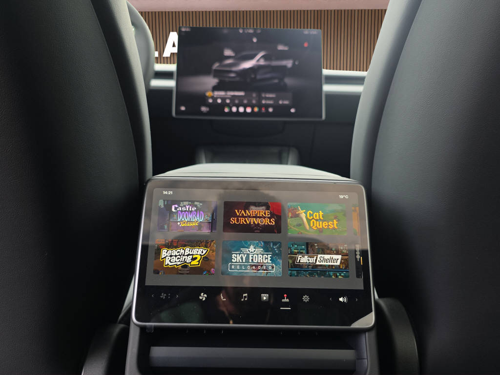 TESLA Model Y Long Range Premium AWD-image-18