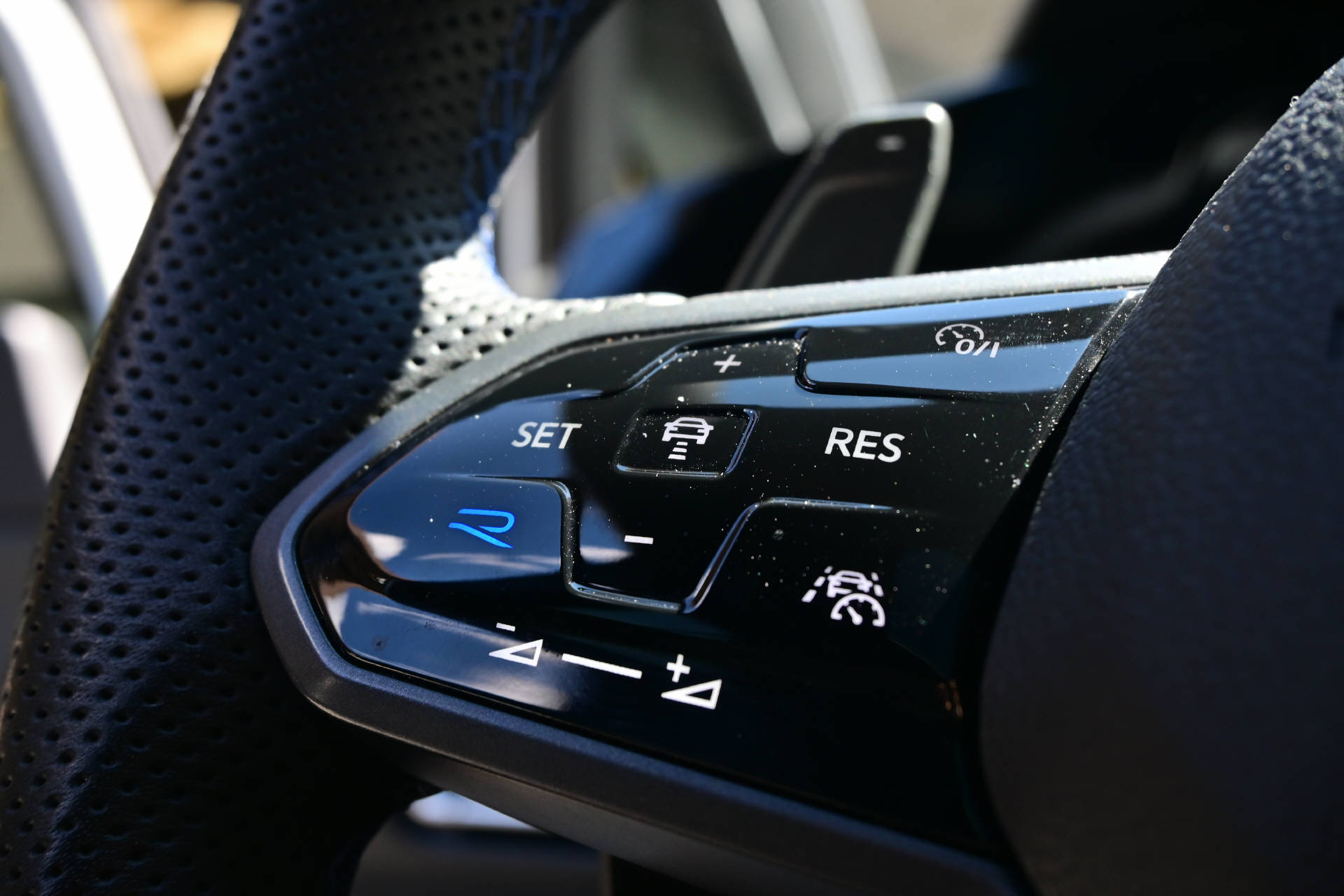VW Golf VIII 2.0 TSI R DSG 4motion **Titanabgasanlage Akrapovic** Performance**-image-16