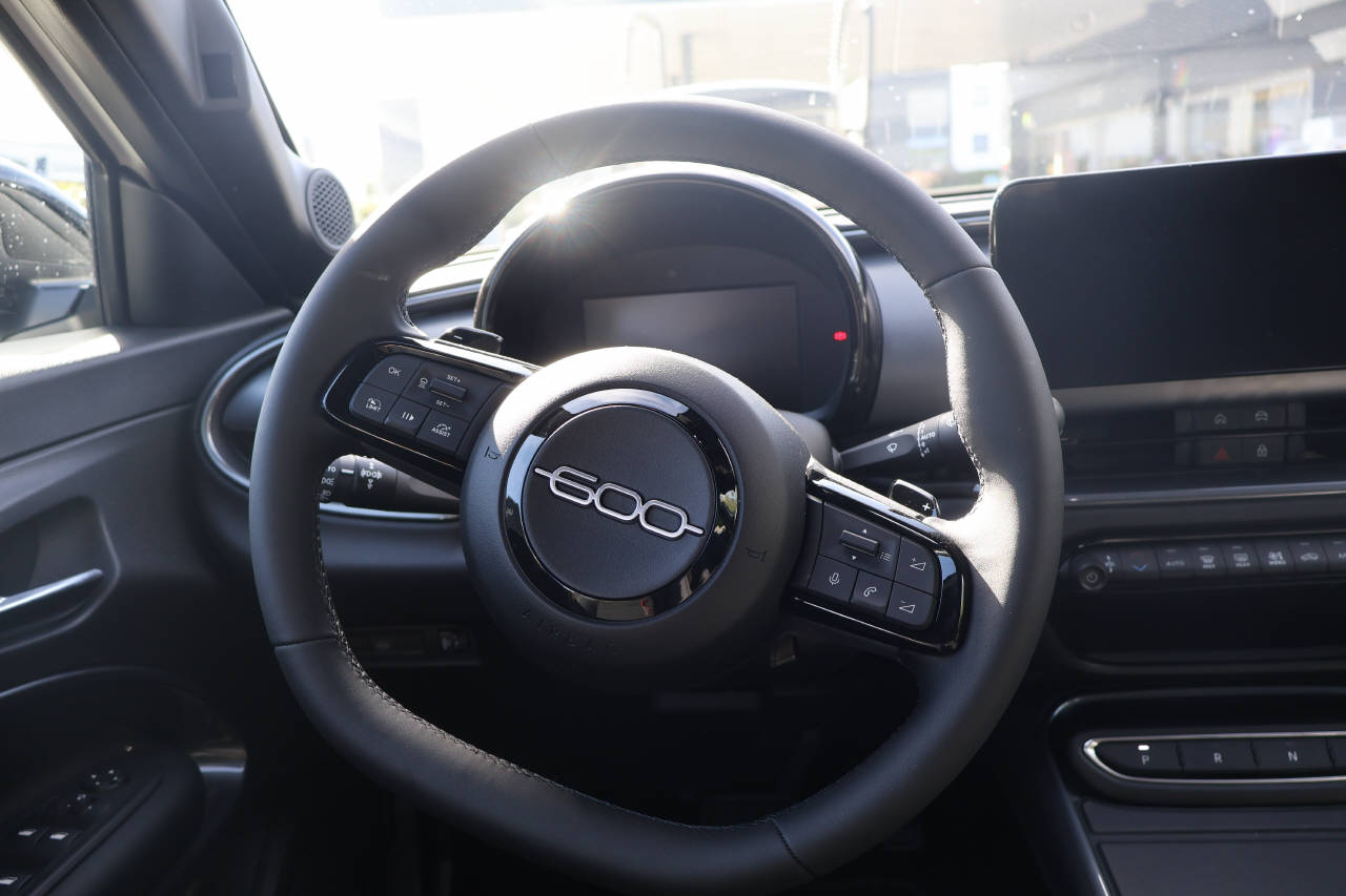 FIAT 600 1.2 Hybrid 145 Sport-image-10