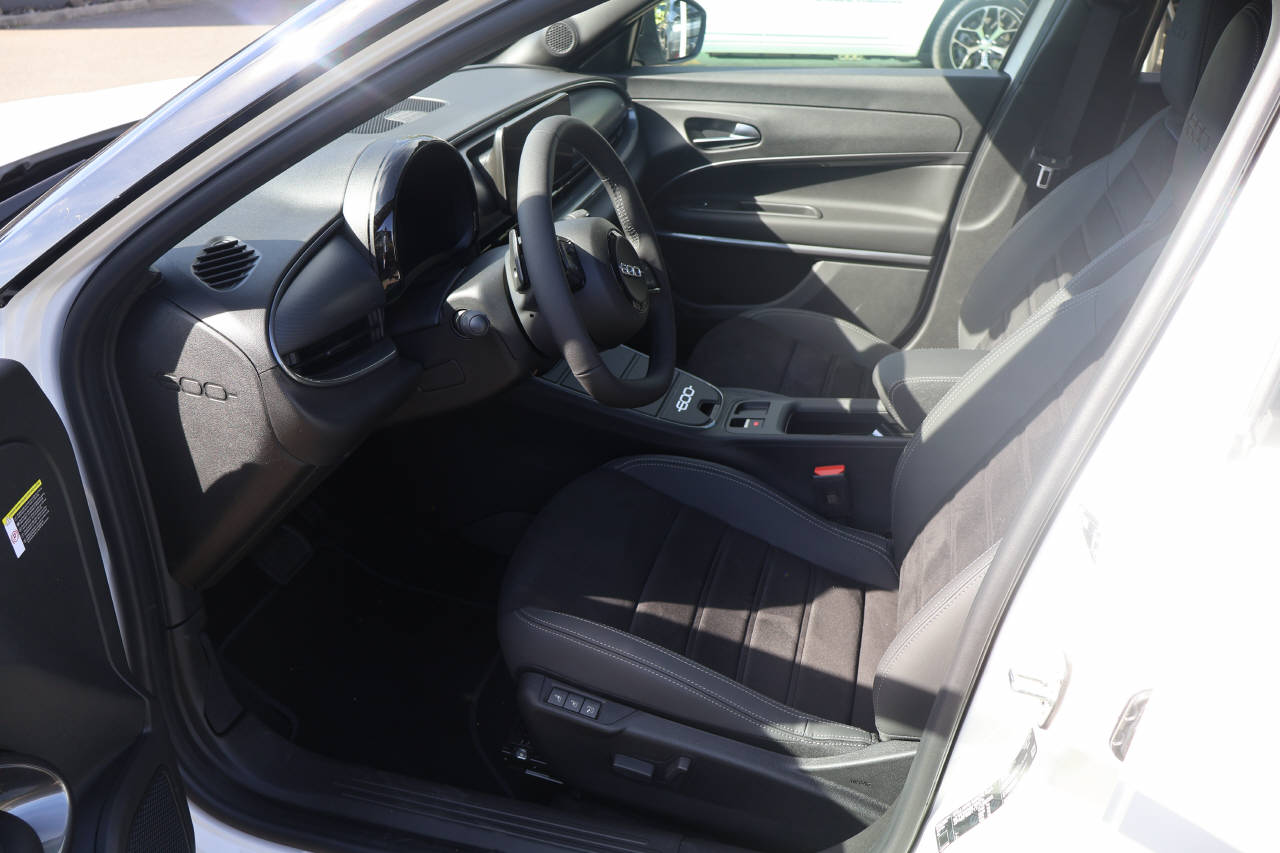 FIAT 600 1.2 Hybrid 145 Sport-image-11