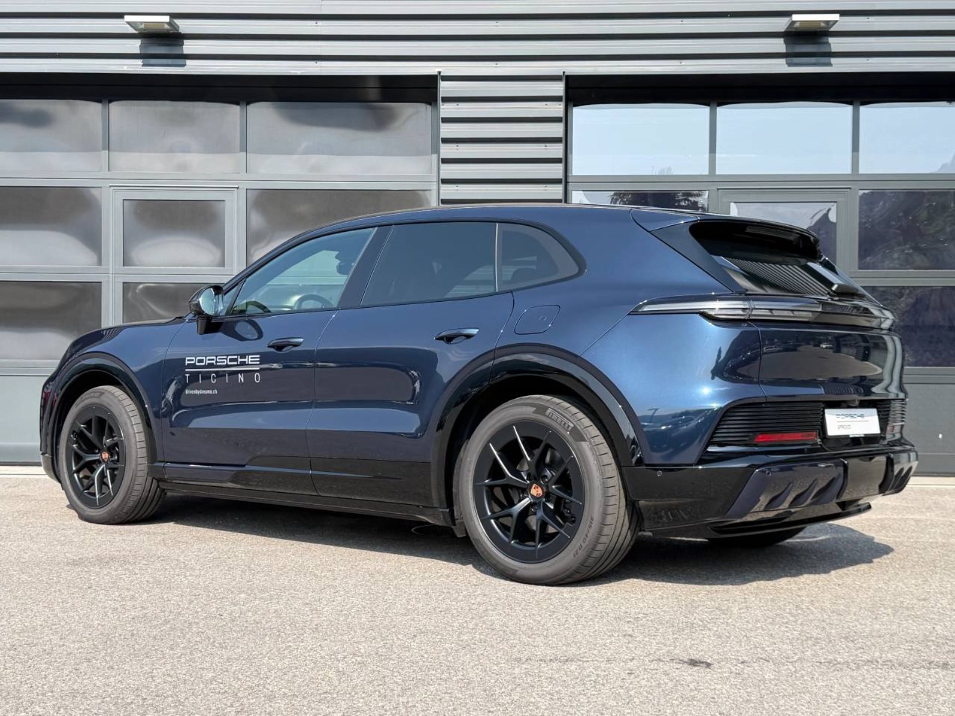PORSCHE Cayenne Electric-showroom-element-2