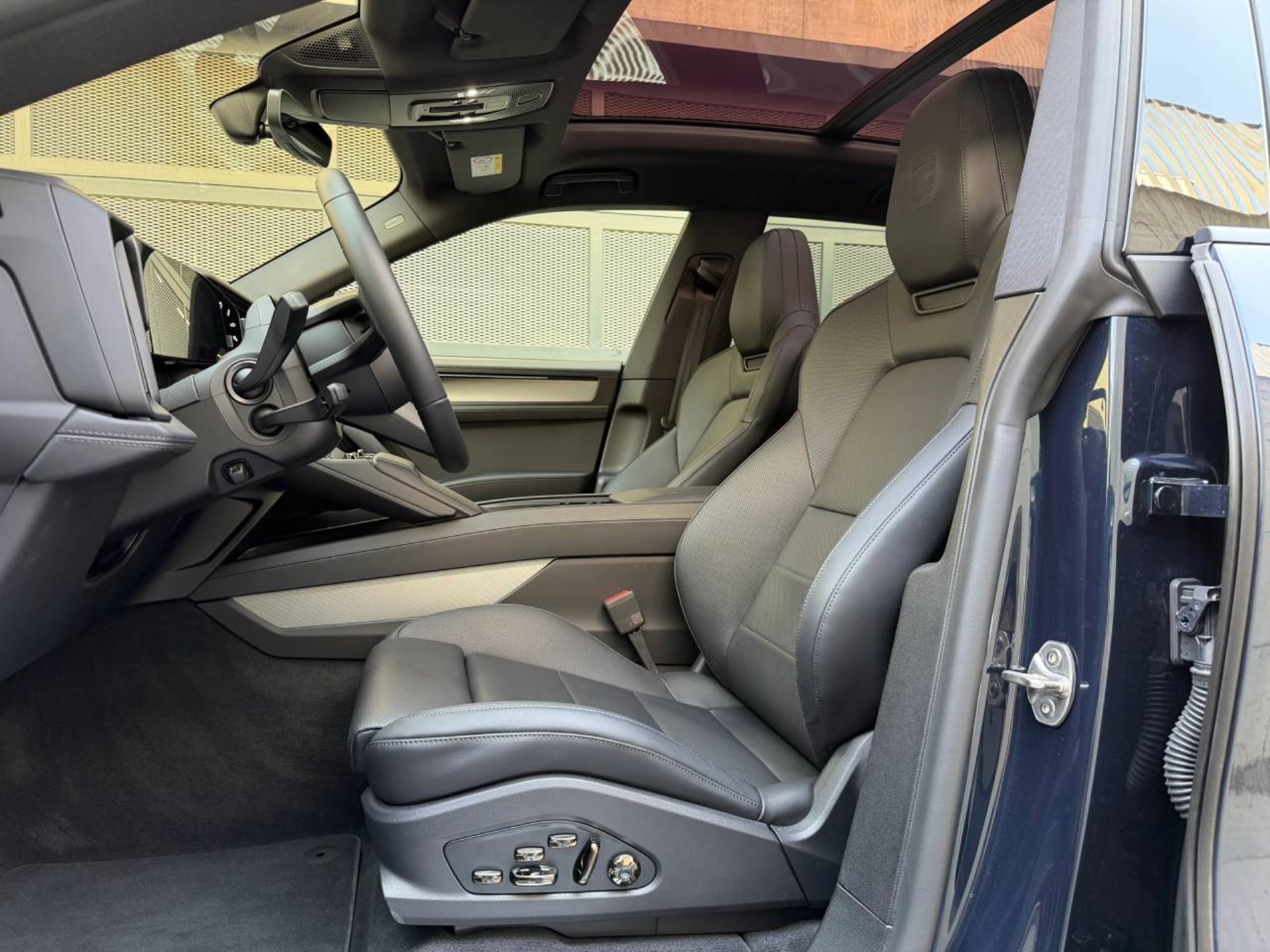 PORSCHE Cayenne Electric-image-16
