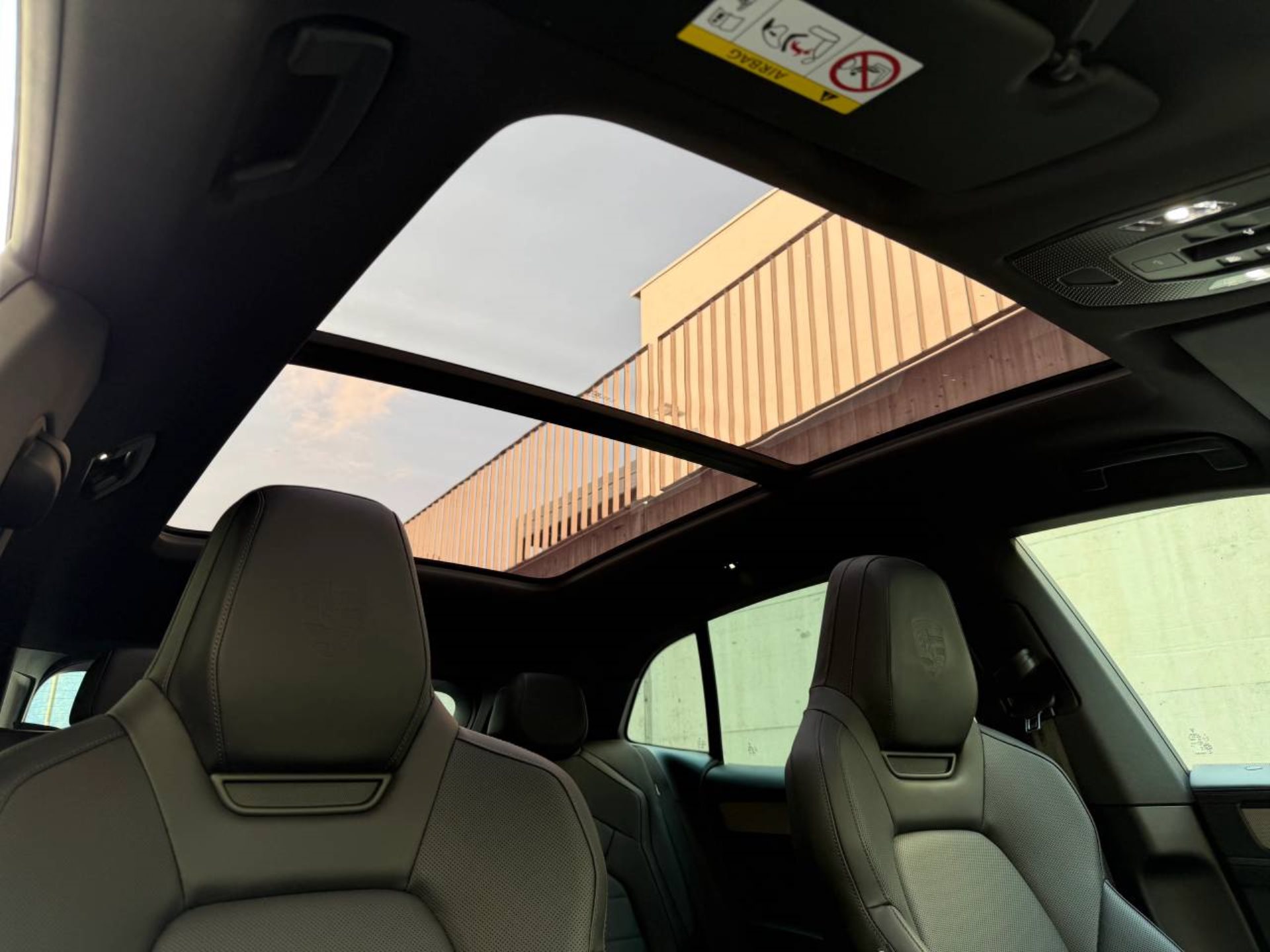 PORSCHE Cayenne Electric-image-28