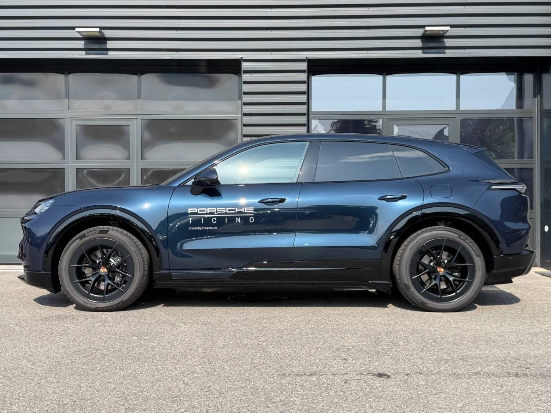 PORSCHE Cayenne Electric-showroom-element-1