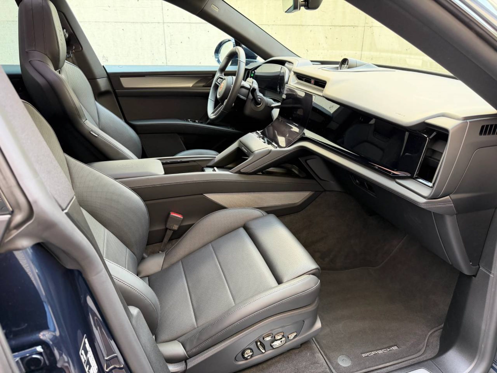 PORSCHE Cayenne Electric-image-18