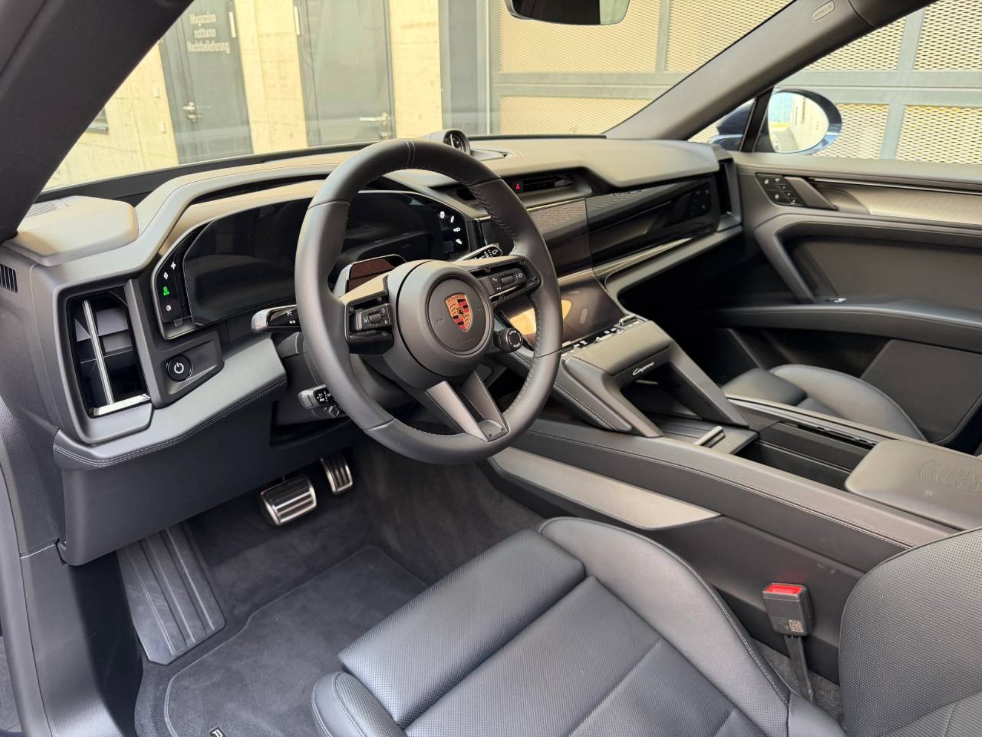 PORSCHE Cayenne Electric-showroom-element-3