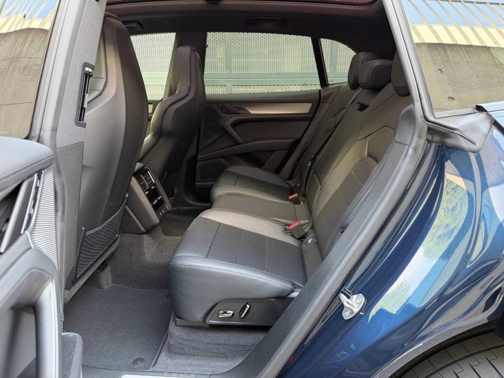 PORSCHE Cayenne Electric-image-20