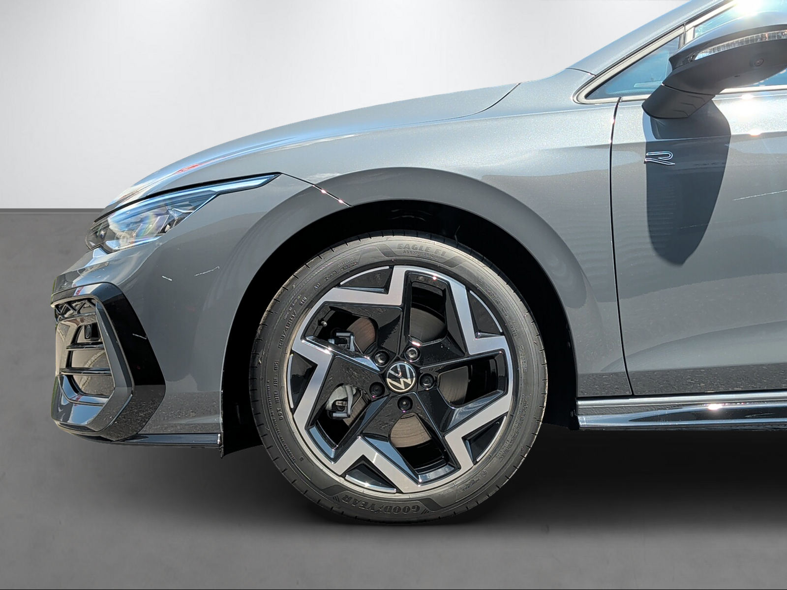 VW Golf VIII 2.0 TSI R-Line DSG 4motion-image-3