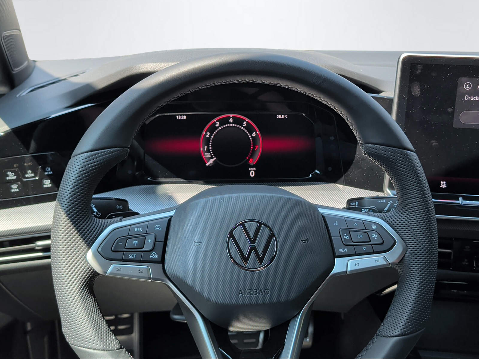 VW Golf VIII 2.0 TSI R-Line DSG 4motion-image-6
