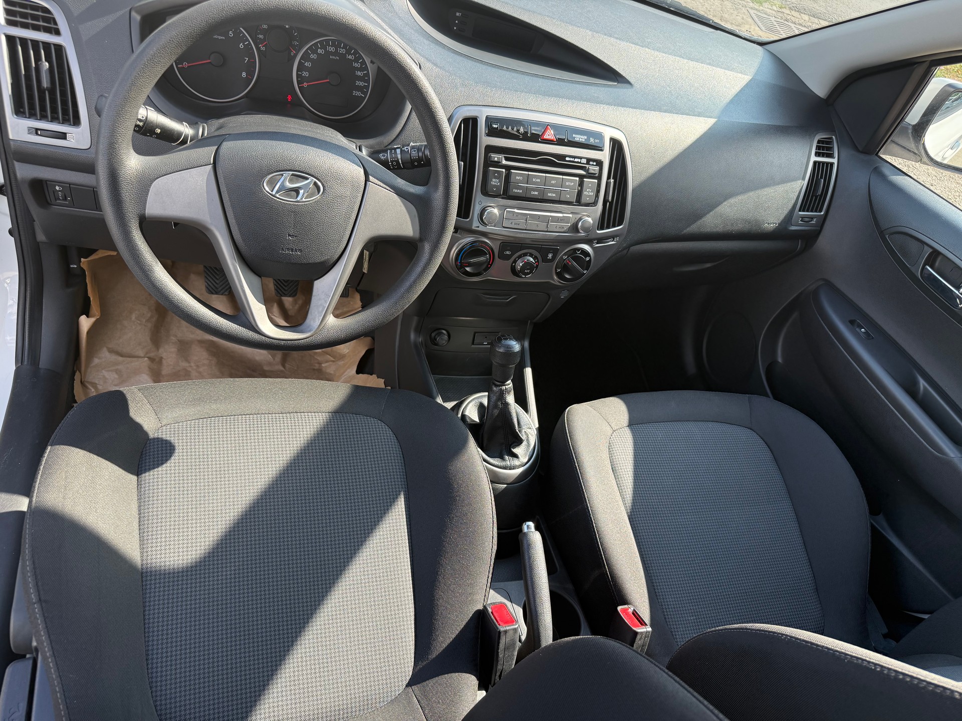 HYUNDAI i20 1.2 Comfort-image-12