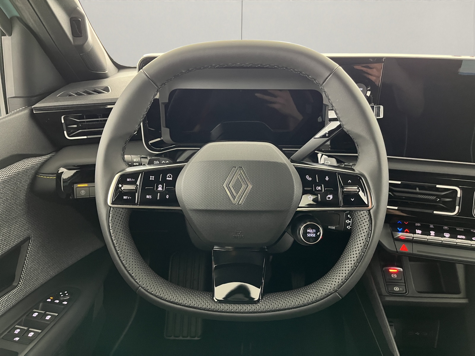RENAULT R4 E-Tech Comfort Range iconic-image-8