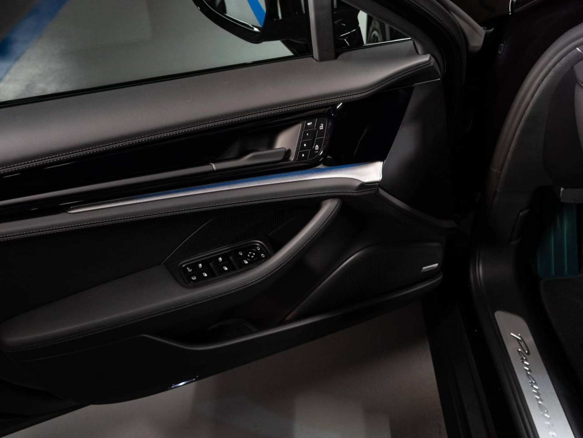 PORSCHE Panamera 4 E-Hybrid-image-16