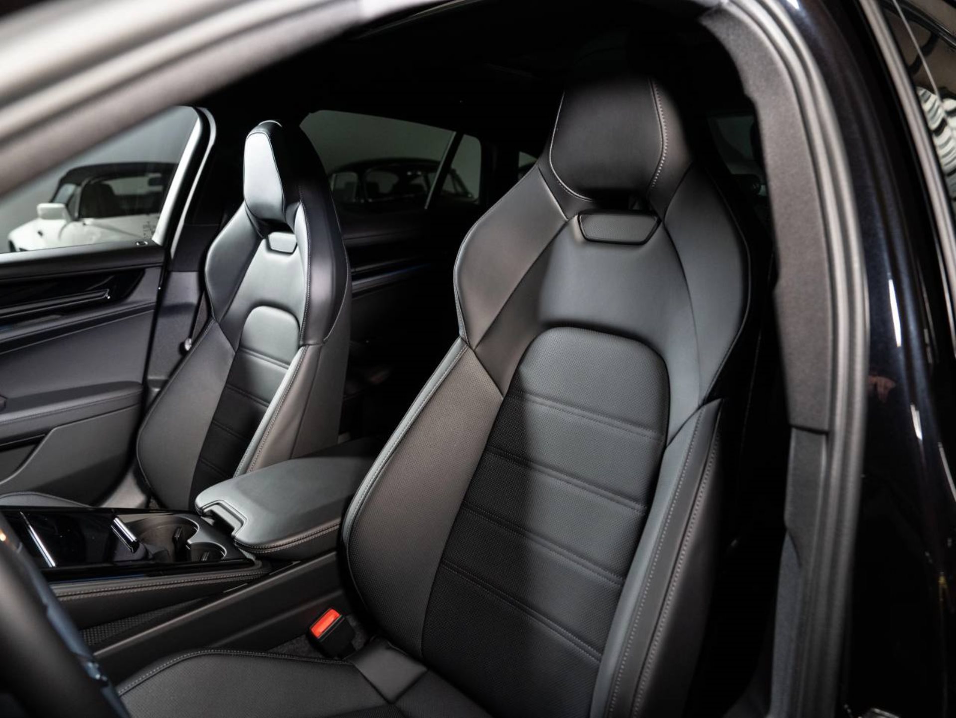 PORSCHE Panamera 4 E-Hybrid-image-4