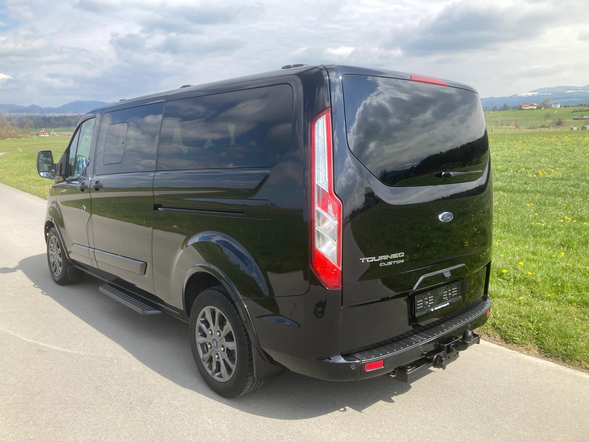 FORD Tourneo Custom 320 L2H1 Titanium X A mit Anhängerkupplung-image-3