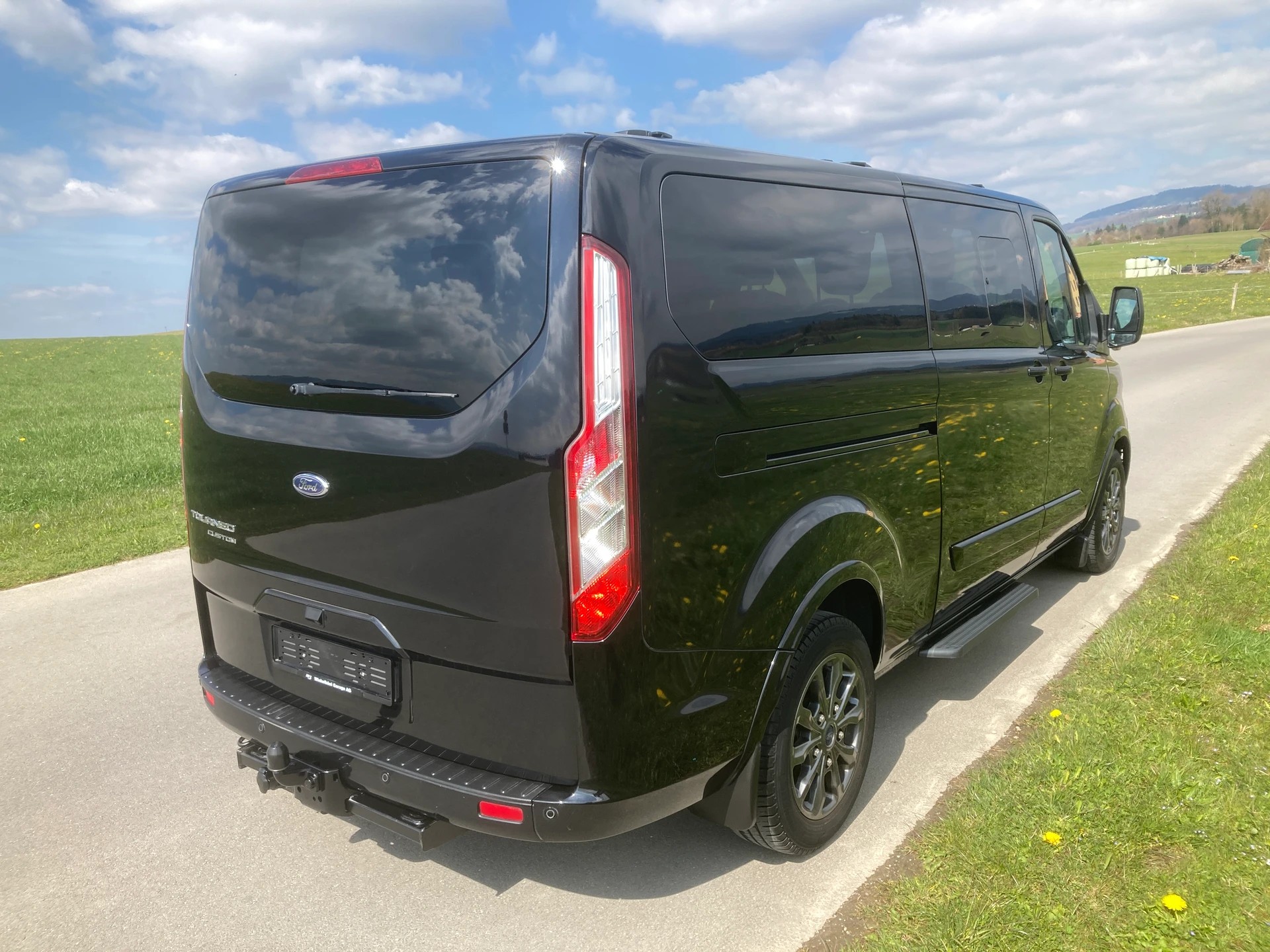 FORD Tourneo Custom 320 L2H1 Titanium X A mit Anhängerkupplung-image-2