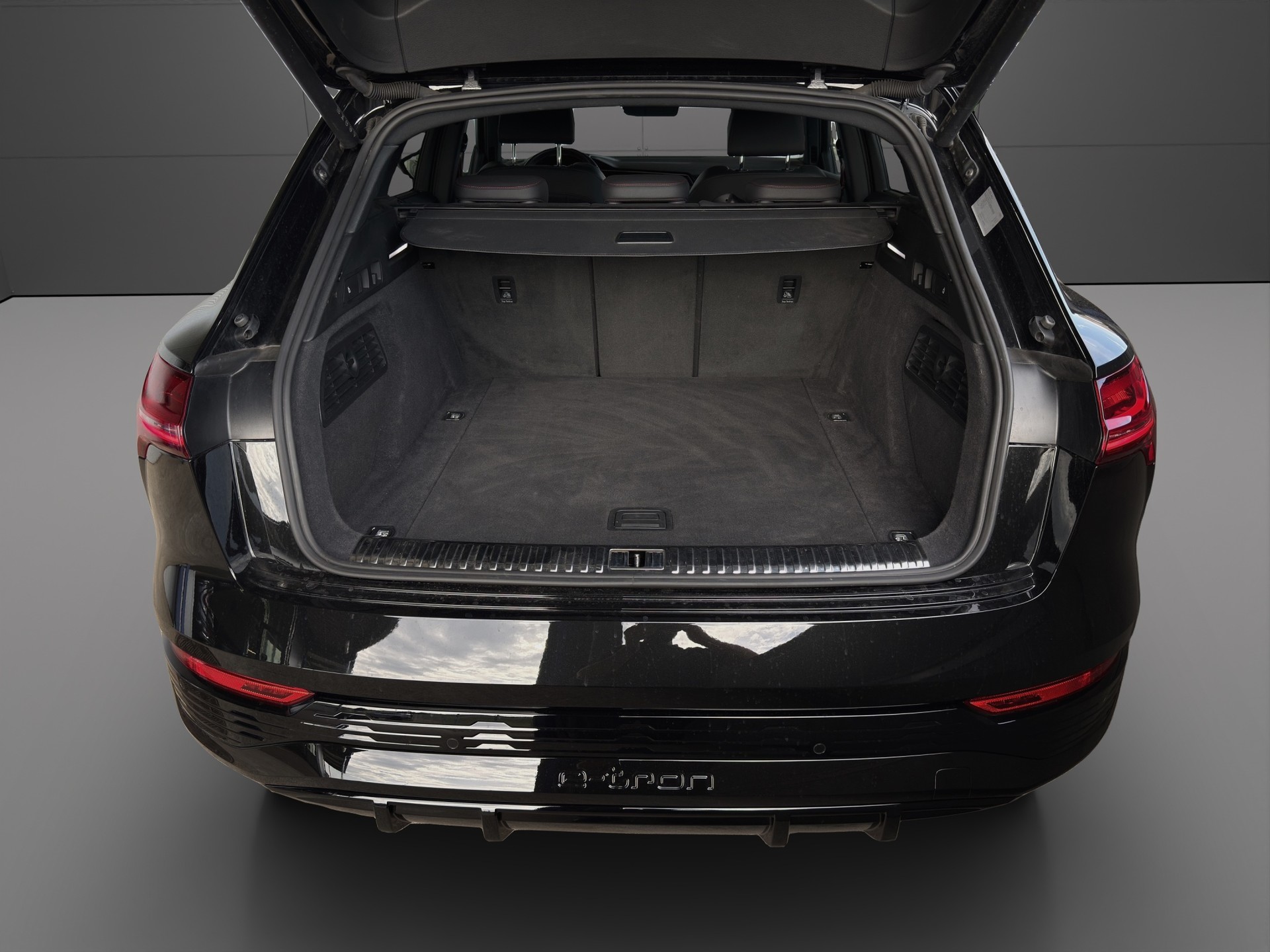 AUDI Q8 55 e-tron Black Edition quattro-showroom-element-3