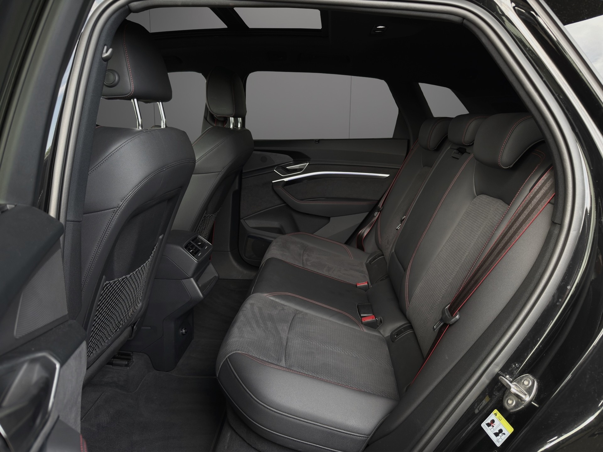 AUDI Q8 55 e-tron Black Edition quattro-image-8