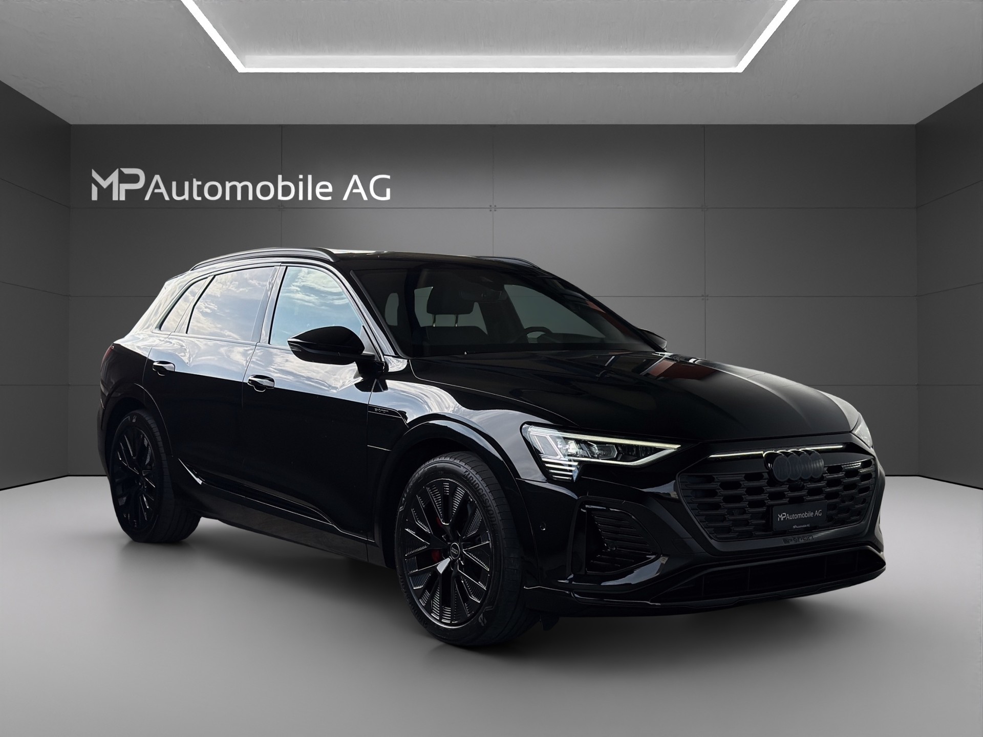 AUDI Q8 55 e-tron Black Edition quattro-showroom-element-1