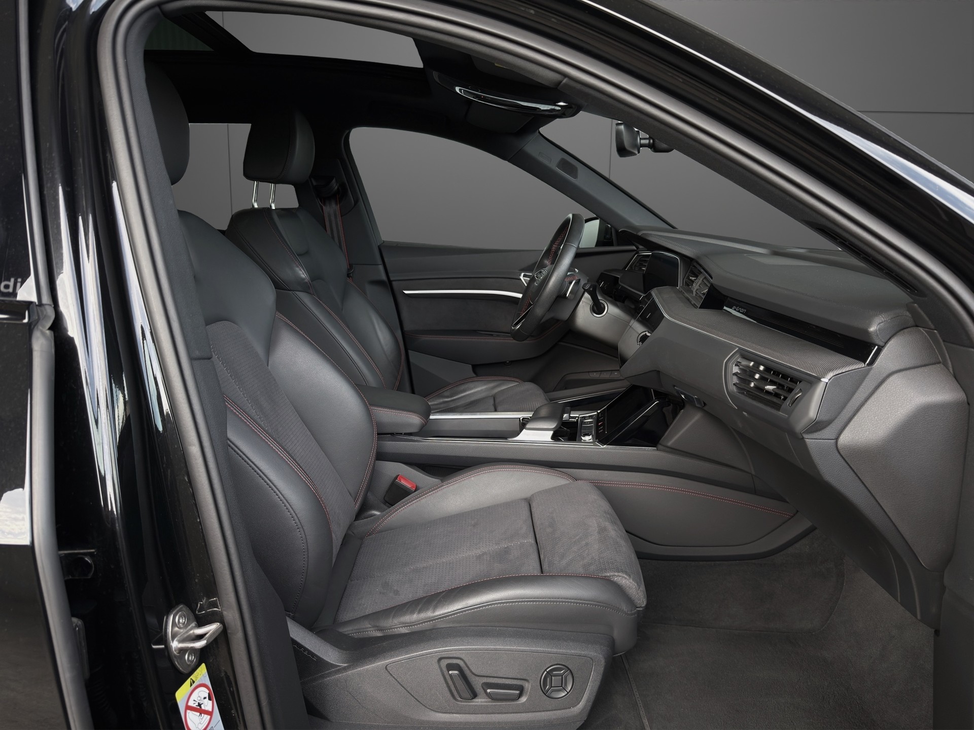 AUDI Q8 55 e-tron Black Edition quattro-image-10