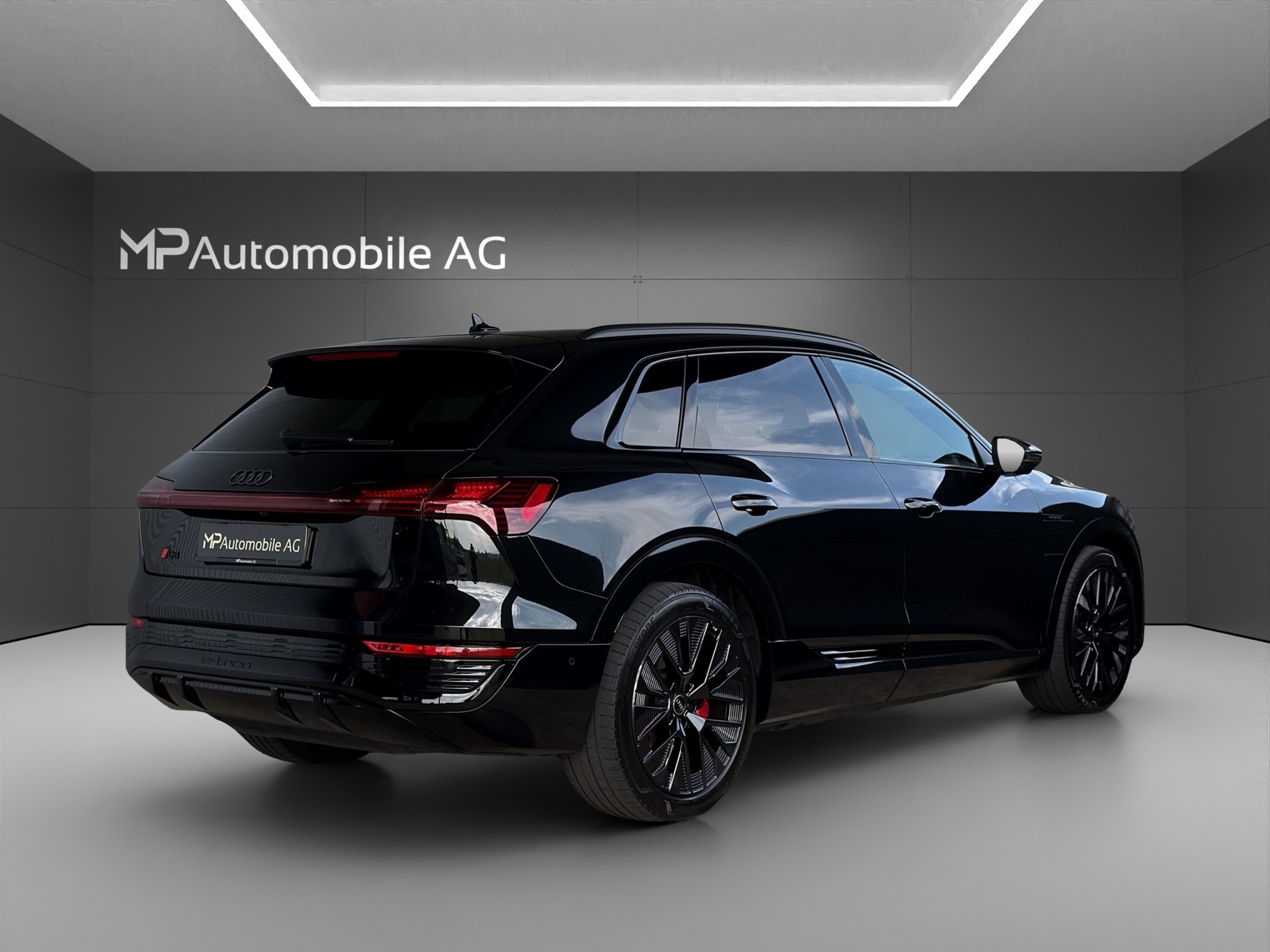 AUDI Q8 55 e-tron Black Edition quattro-showroom-element-2