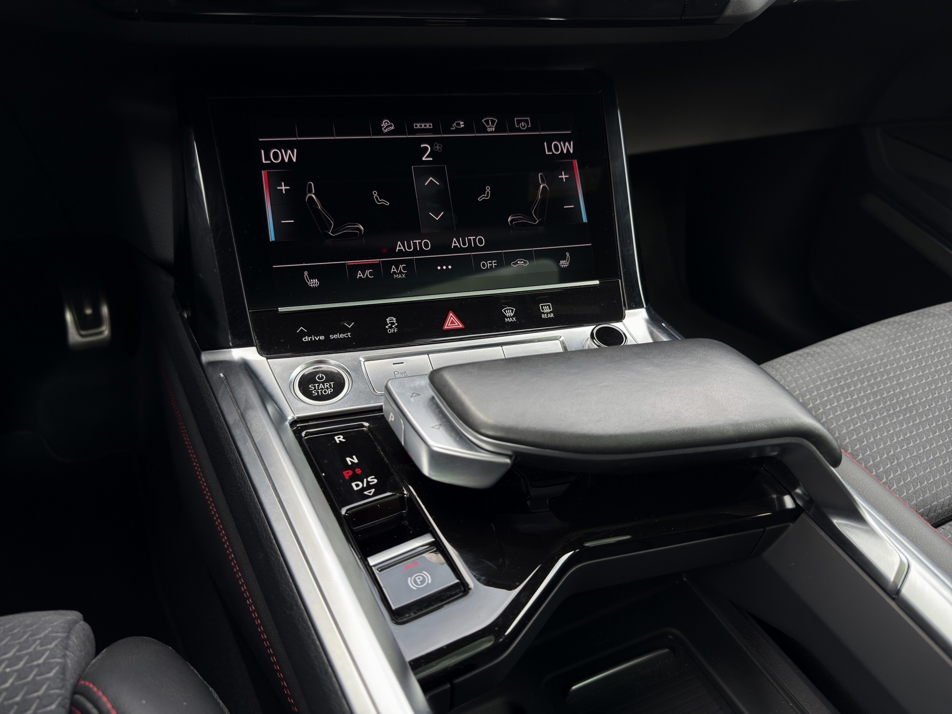 AUDI Q8 55 e-tron Black Edition quattro-image-14