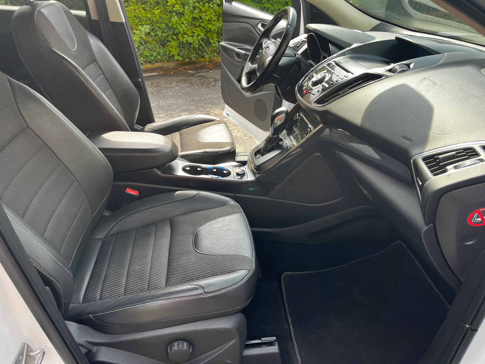 FORD Kuga 2.0 TDCi Titanium S 4WD PowerShift-image-12