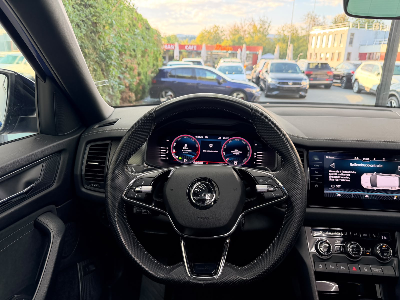 SKODA Kodiaq 2.0 TSI 4x4 SportLine | Vollaustattung | 7-Sitzer | Panorama | CH-Fahrzeug |-image-10