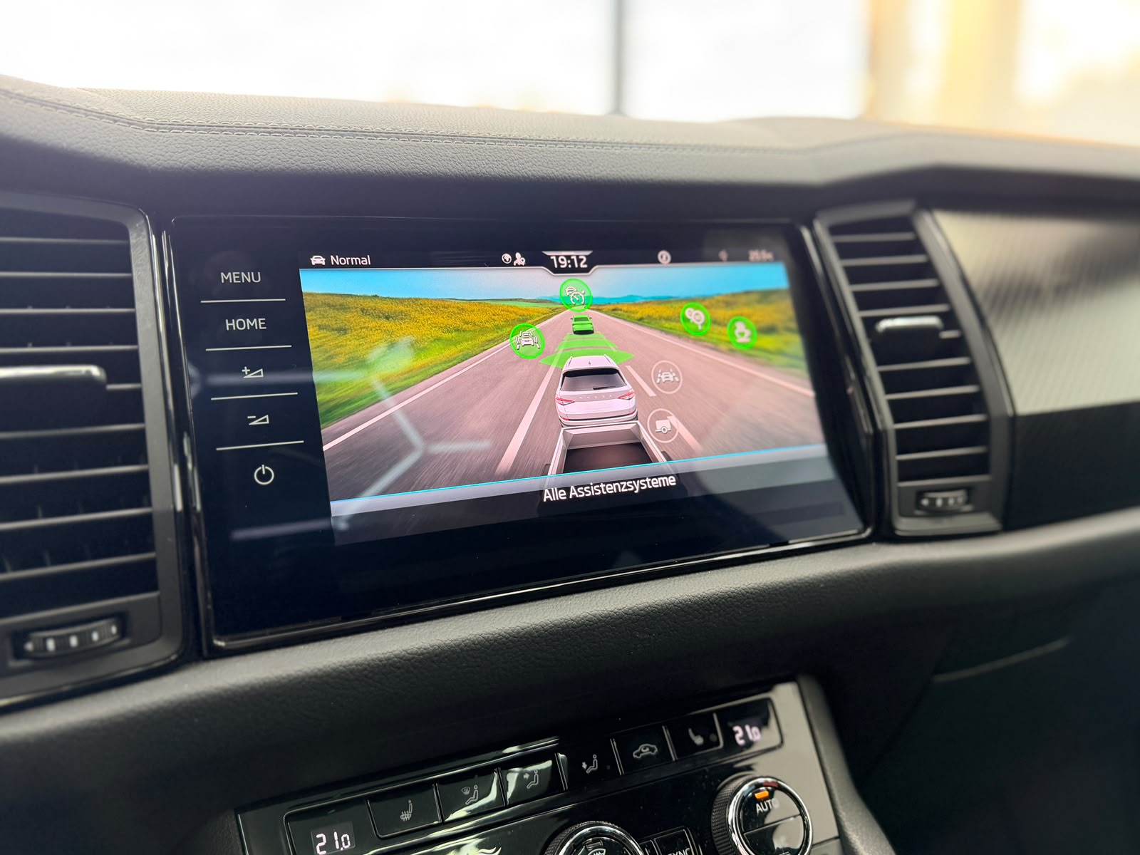 SKODA Kodiaq 2.0 TSI 4x4 SportLine | Vollaustattung | 7-Sitzer | Panorama | CH-Fahrzeug |-image-21