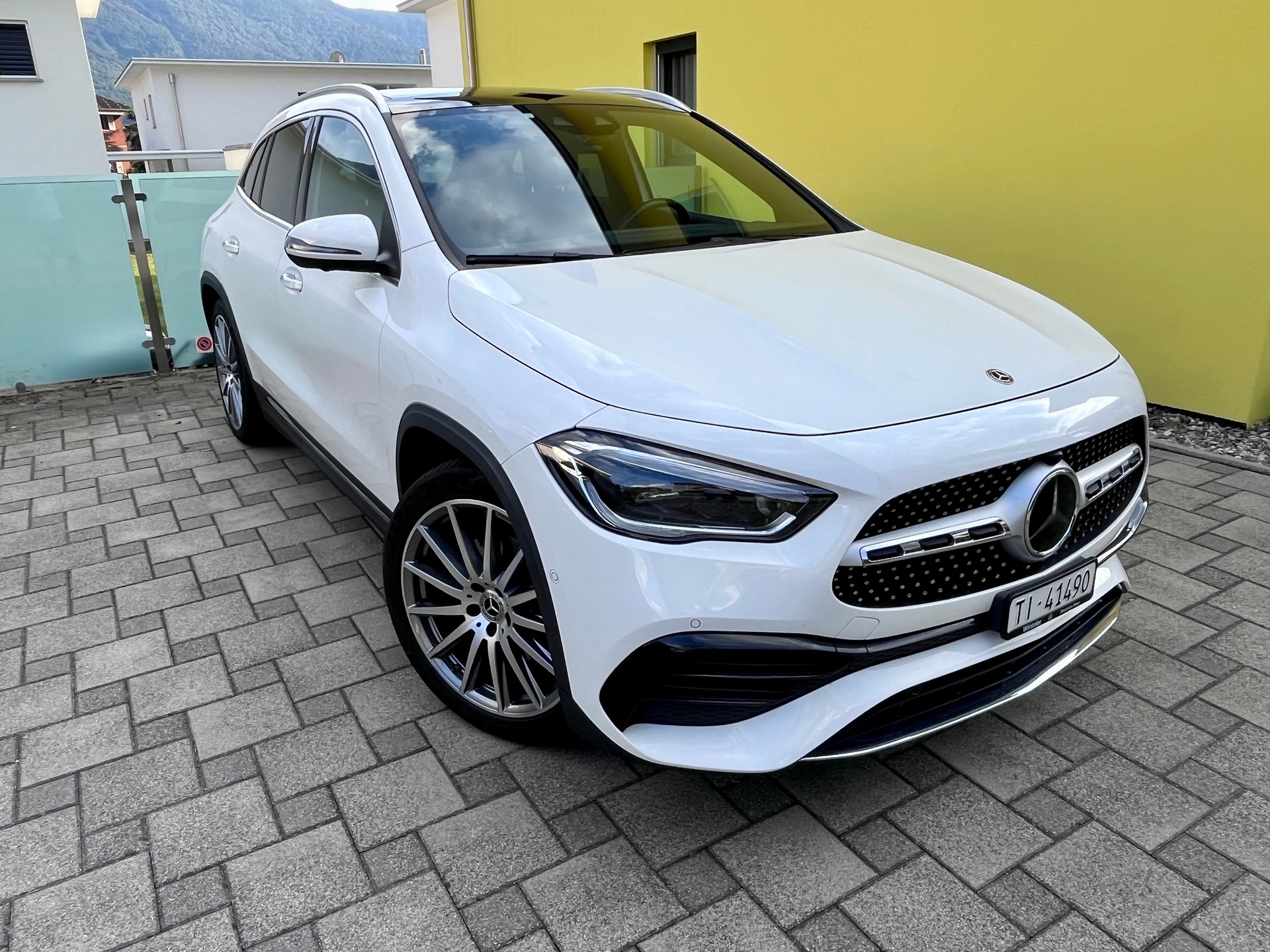 MERCEDES-BENZ GLA 220 d AMG Line 4matic-image-1