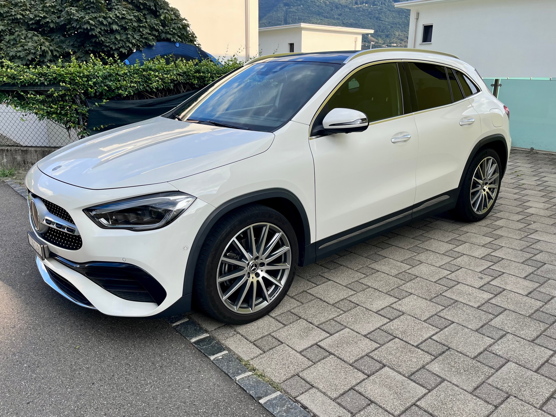 MERCEDES-BENZ GLA 220 d AMG Line 4matic-image-0