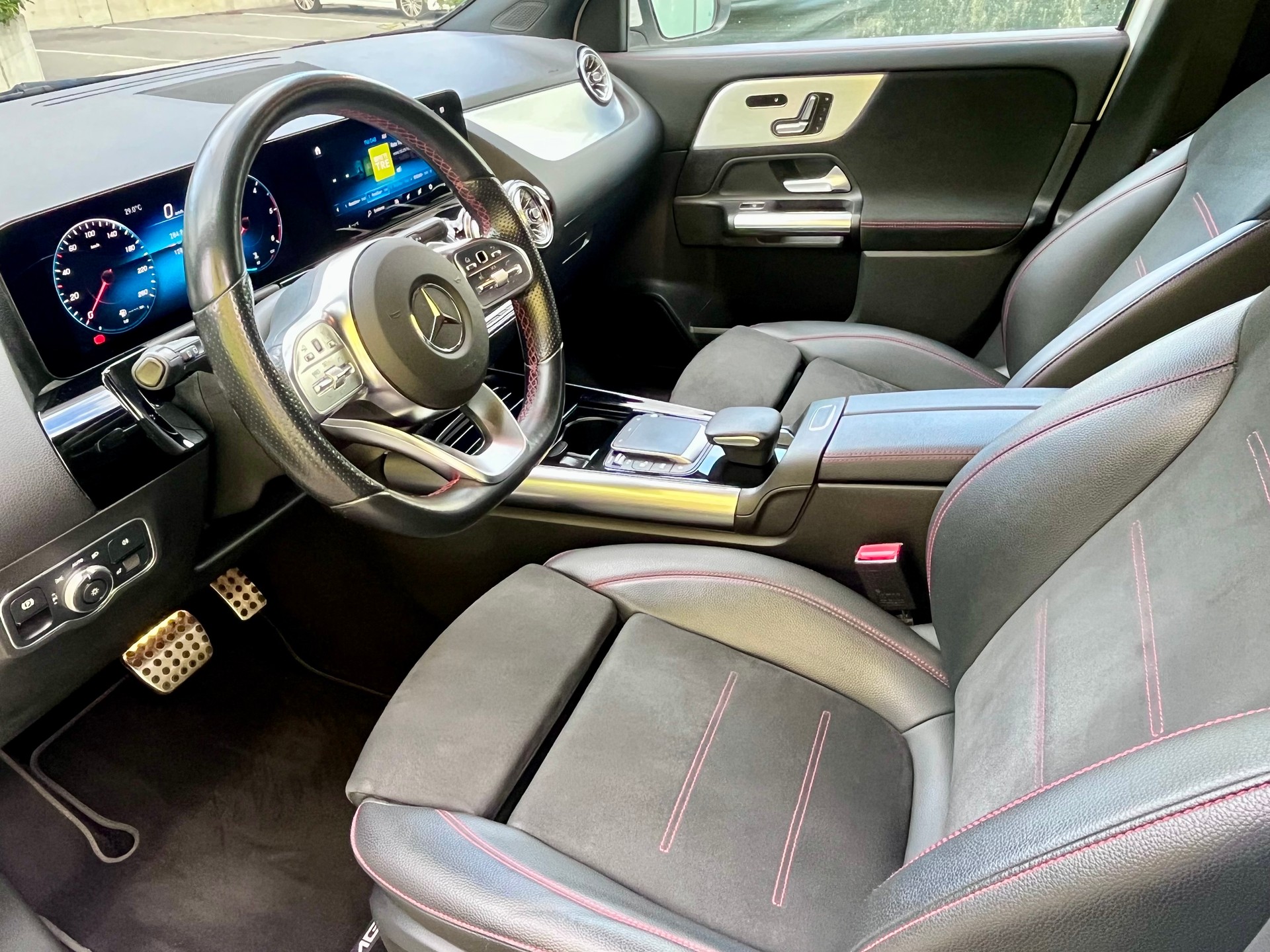 MERCEDES-BENZ GLA 220 d AMG Line 4matic-image-4