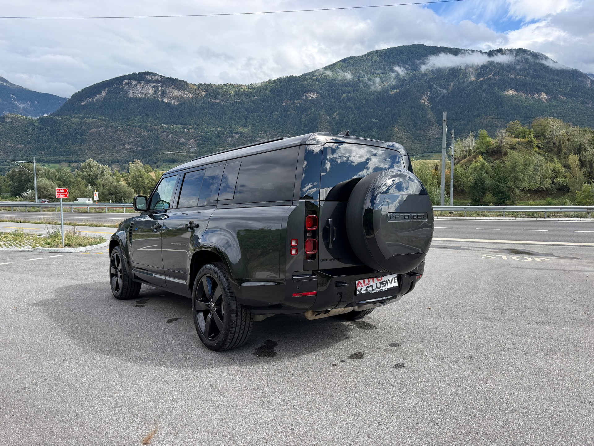 LAND ROVER Defender 130 3.0 D I6 300 X-Dynamic HSE AWD AT8-image-4
