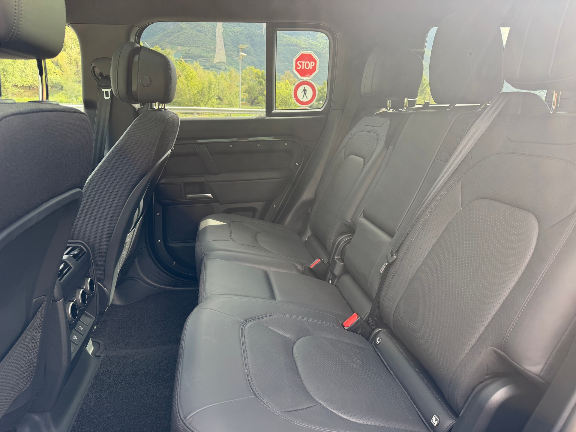 LAND ROVER Defender 130 3.0 D I6 300 X-Dynamic HSE AWD AT8-image-11