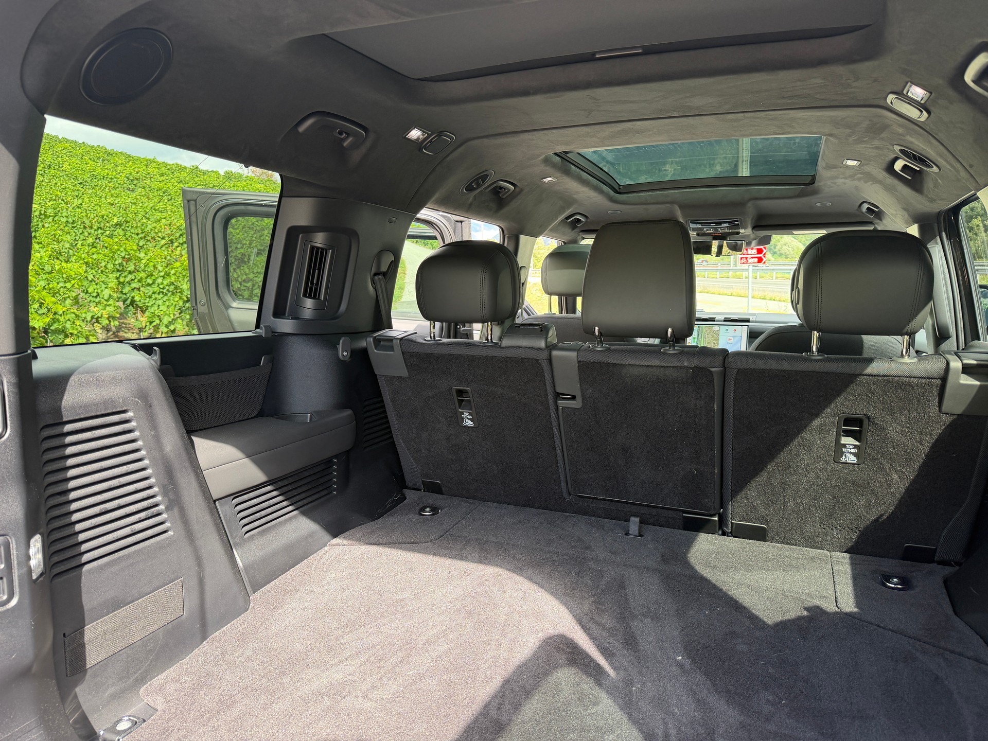 LAND ROVER Defender 130 3.0 D I6 300 X-Dynamic HSE AWD AT8-image-12