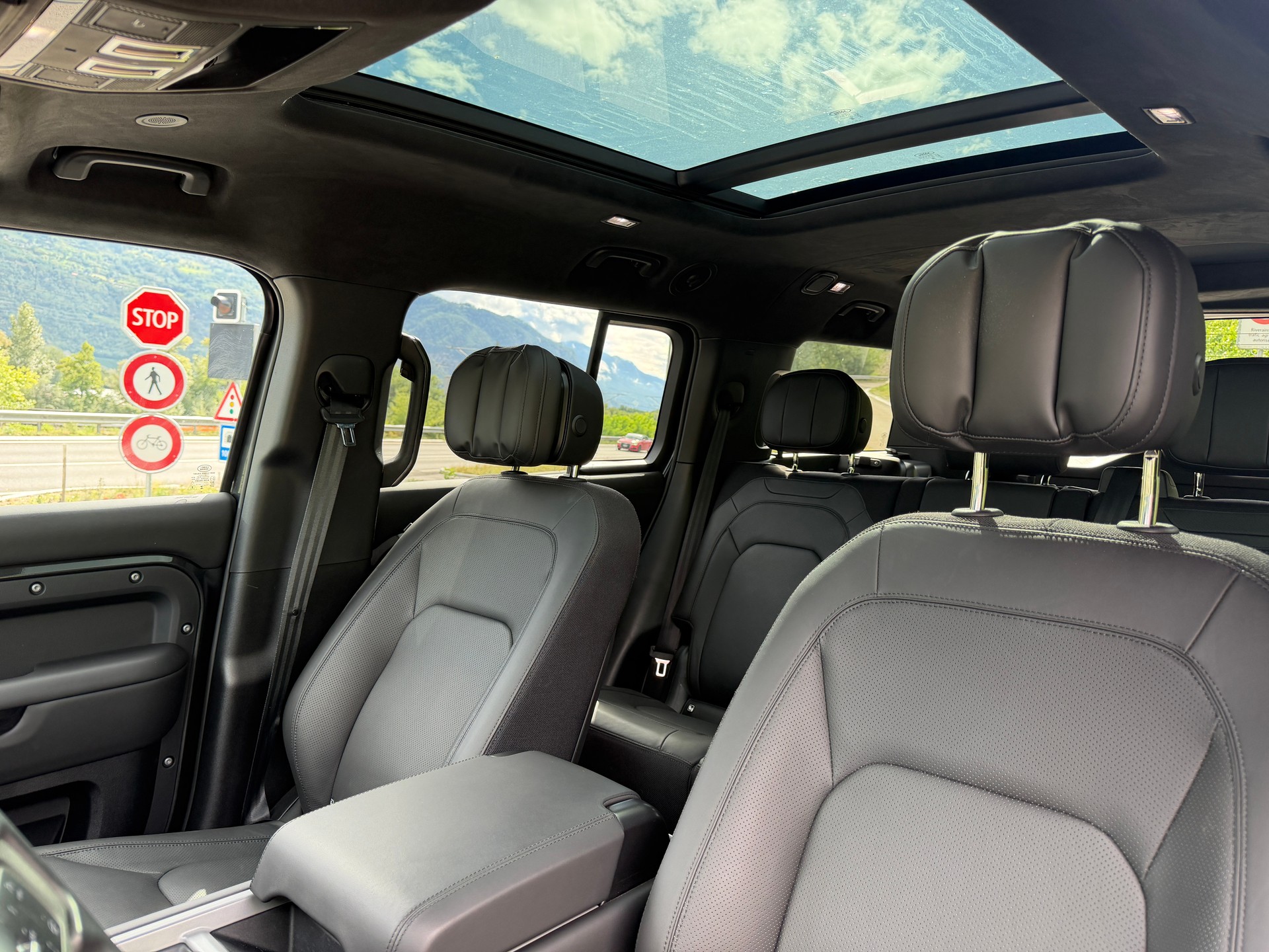 LAND ROVER Defender 130 3.0 D I6 300 X-Dynamic HSE AWD AT8-image-10