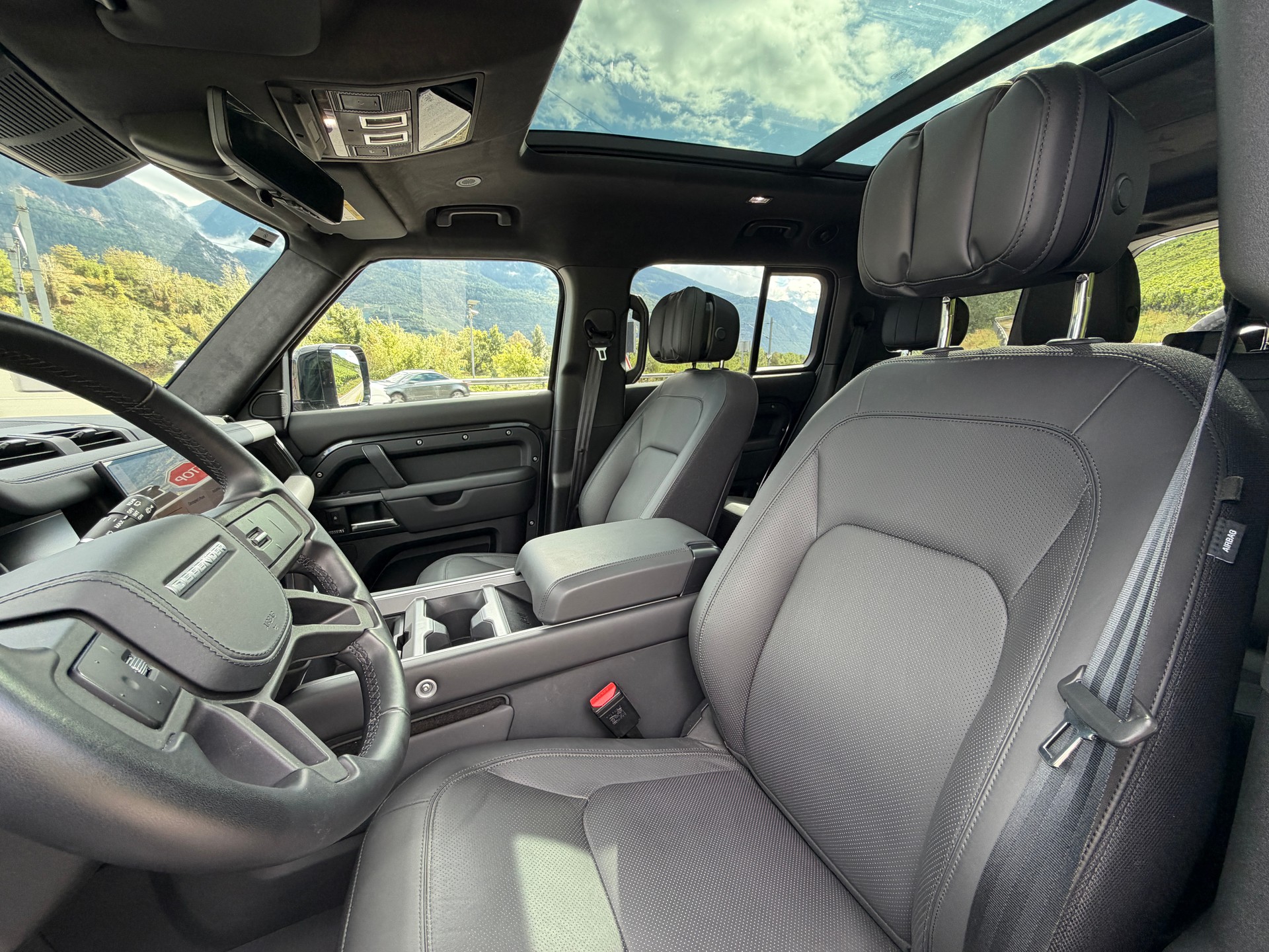 LAND ROVER Defender 130 3.0 D I6 300 X-Dynamic HSE AWD AT8-image-9