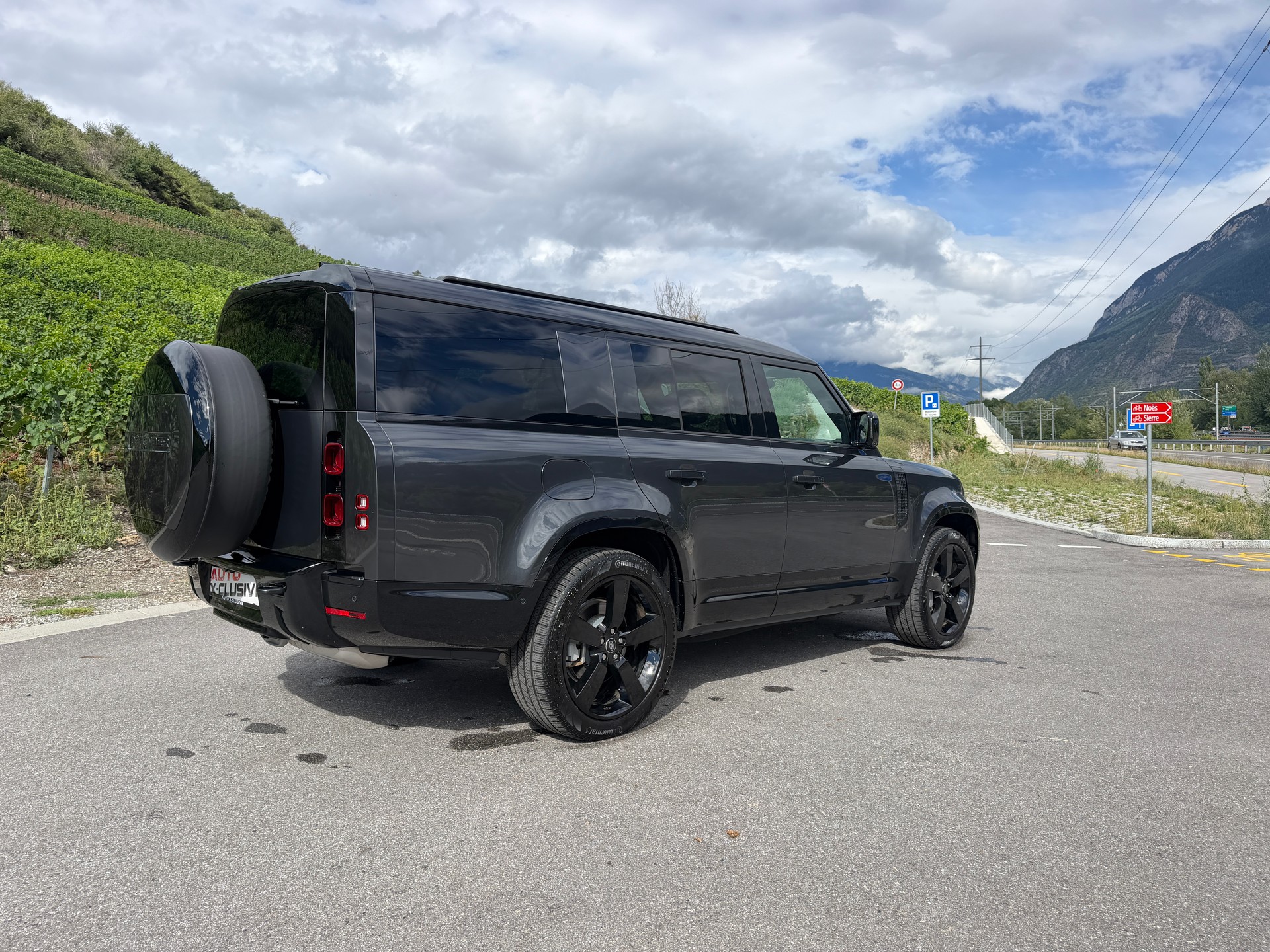 LAND ROVER Defender 130 3.0 D I6 300 X-Dynamic HSE AWD AT8-image-6
