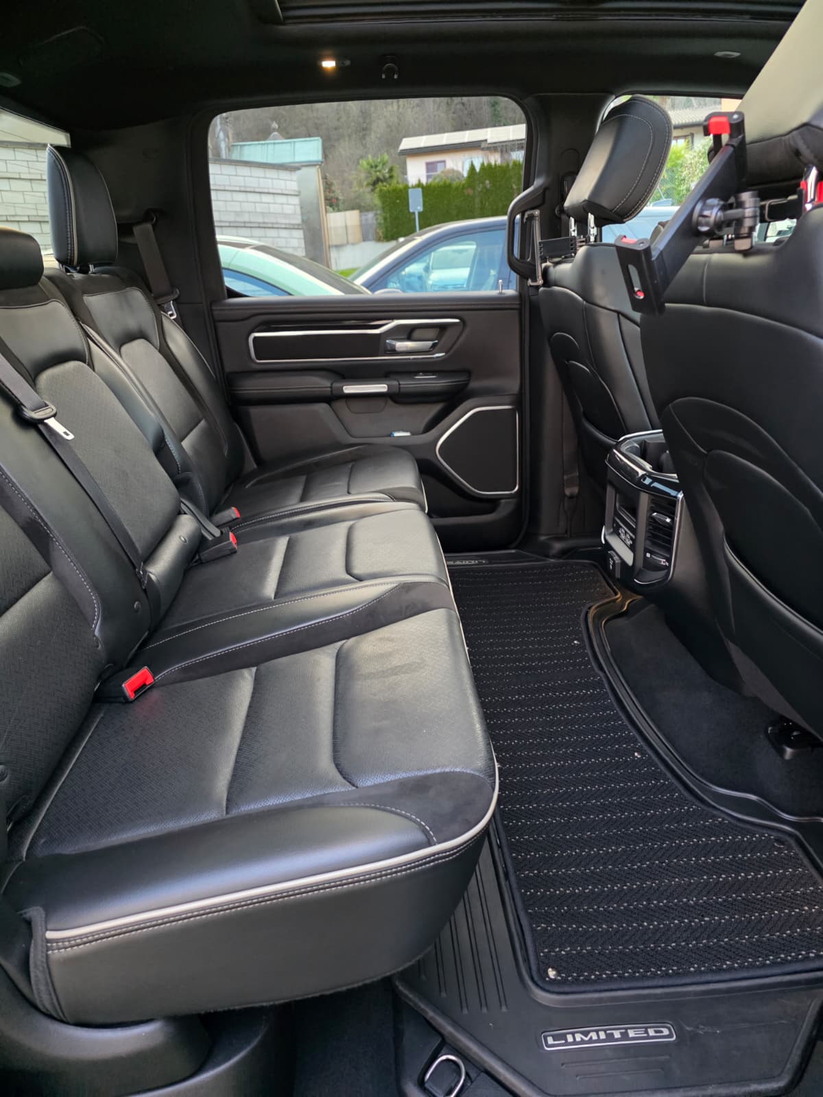 DODGE Crew Cab-image-1