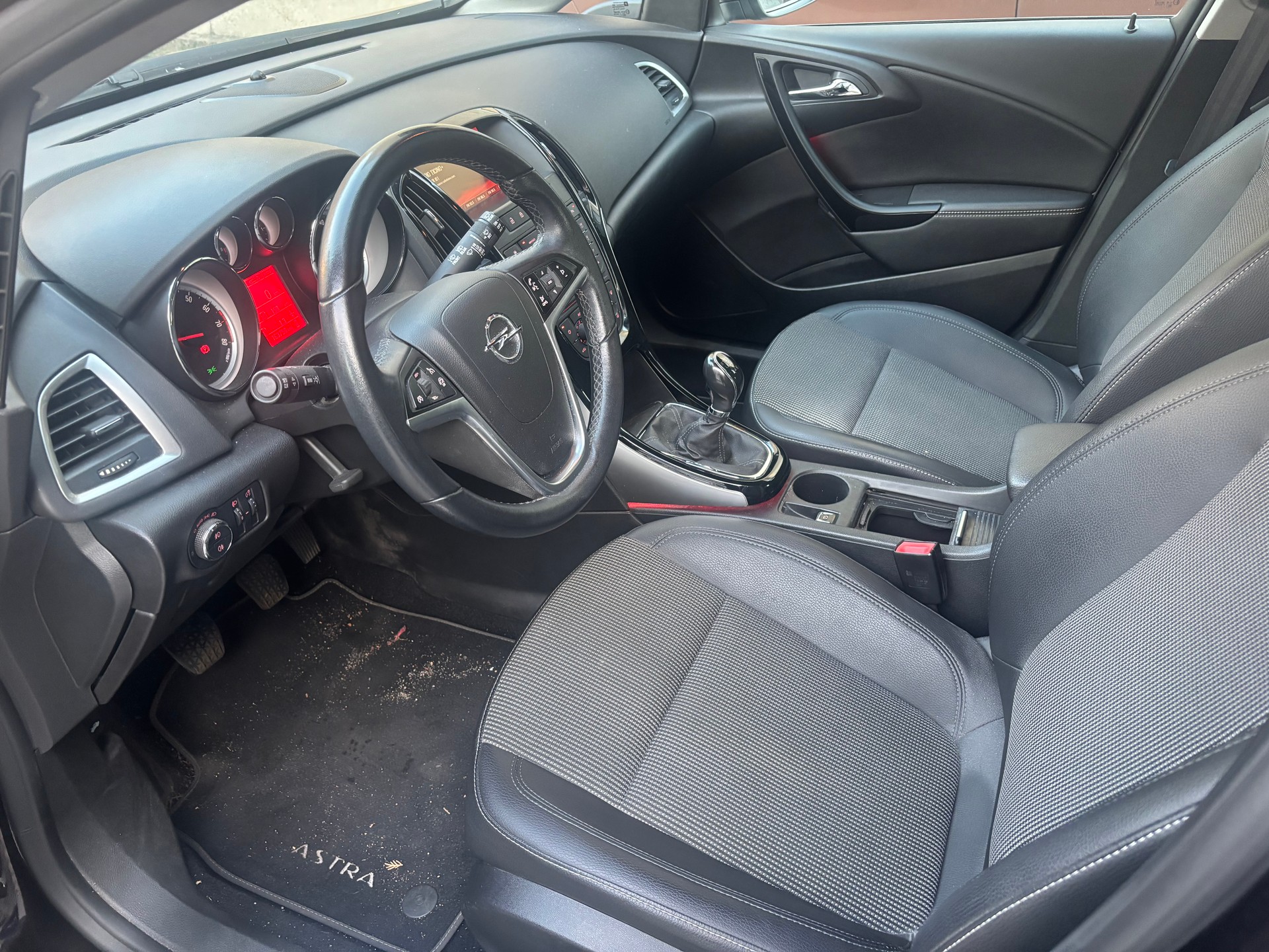 OPEL Astra 1.4i 16V Turbo Cosmo-image-4