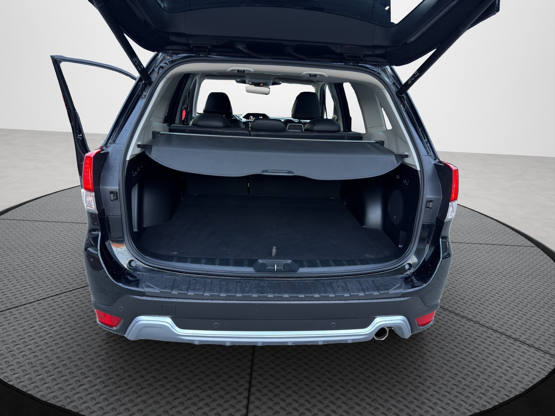 SUBARU Forester 2.0i e-Boxer Luxury Lineartronic-image-14