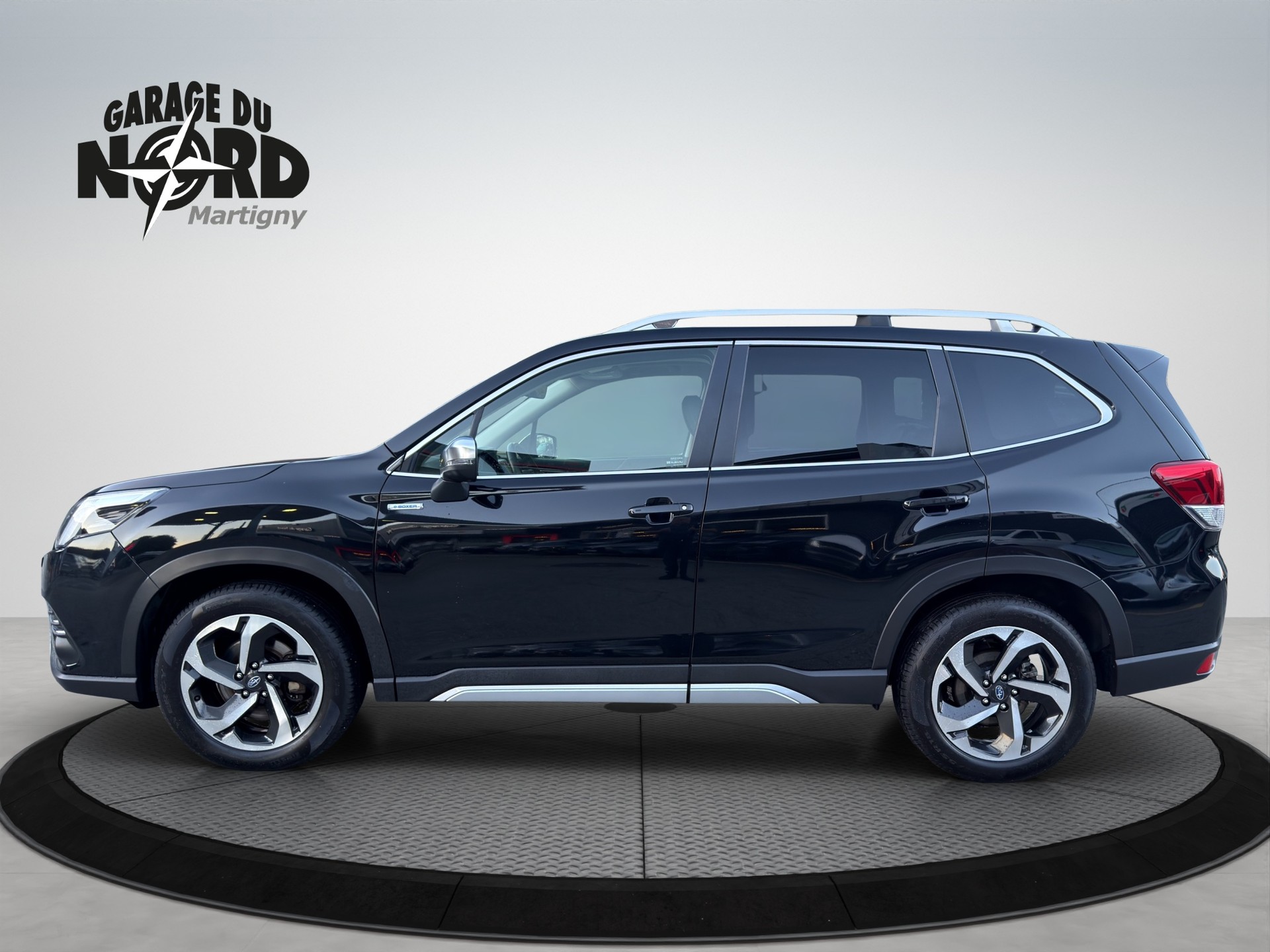 SUBARU Forester 2.0i e-Boxer Luxury Lineartronic-image-2