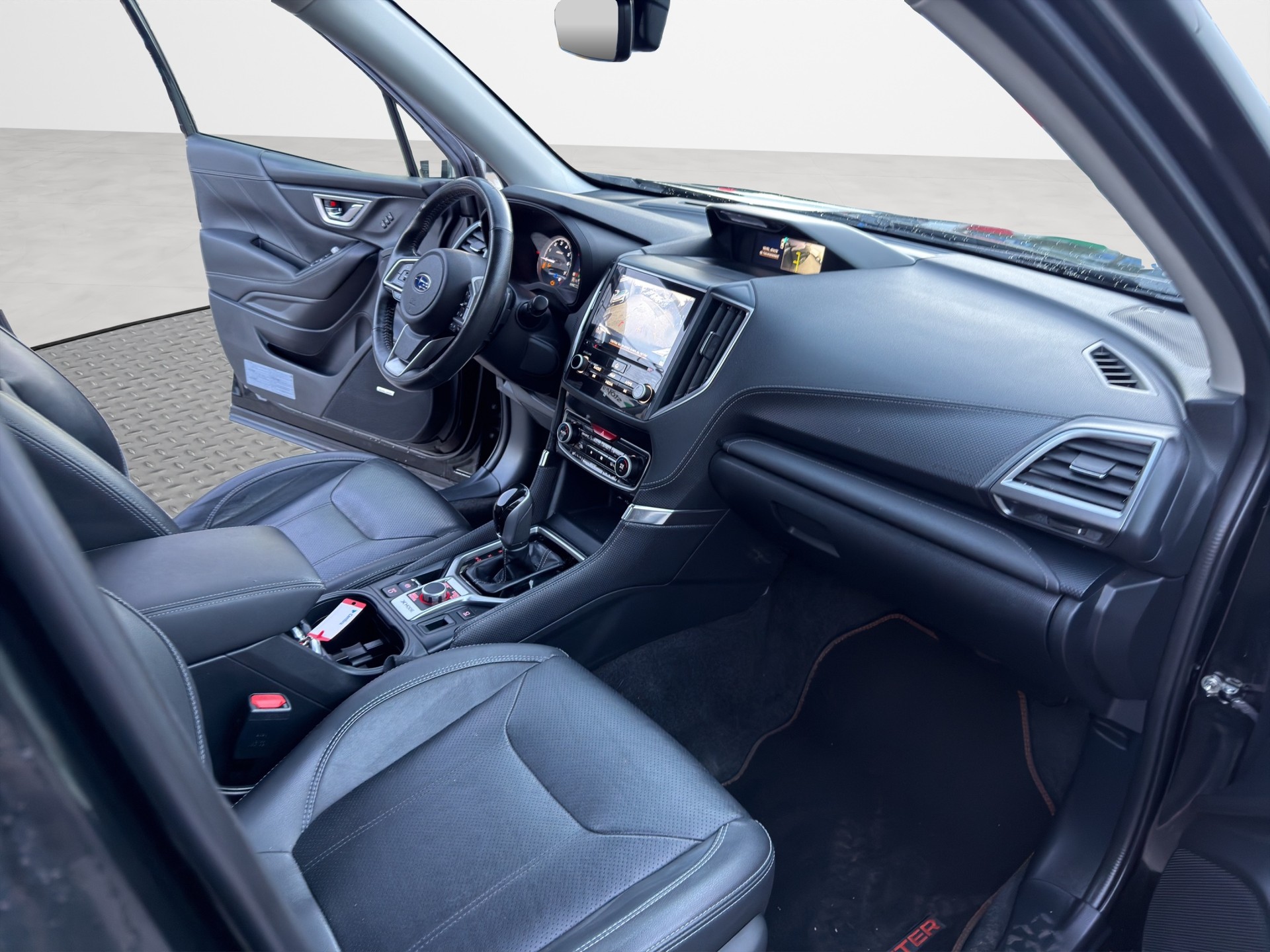 SUBARU Forester 2.0i e-Boxer Luxury Lineartronic-image-13