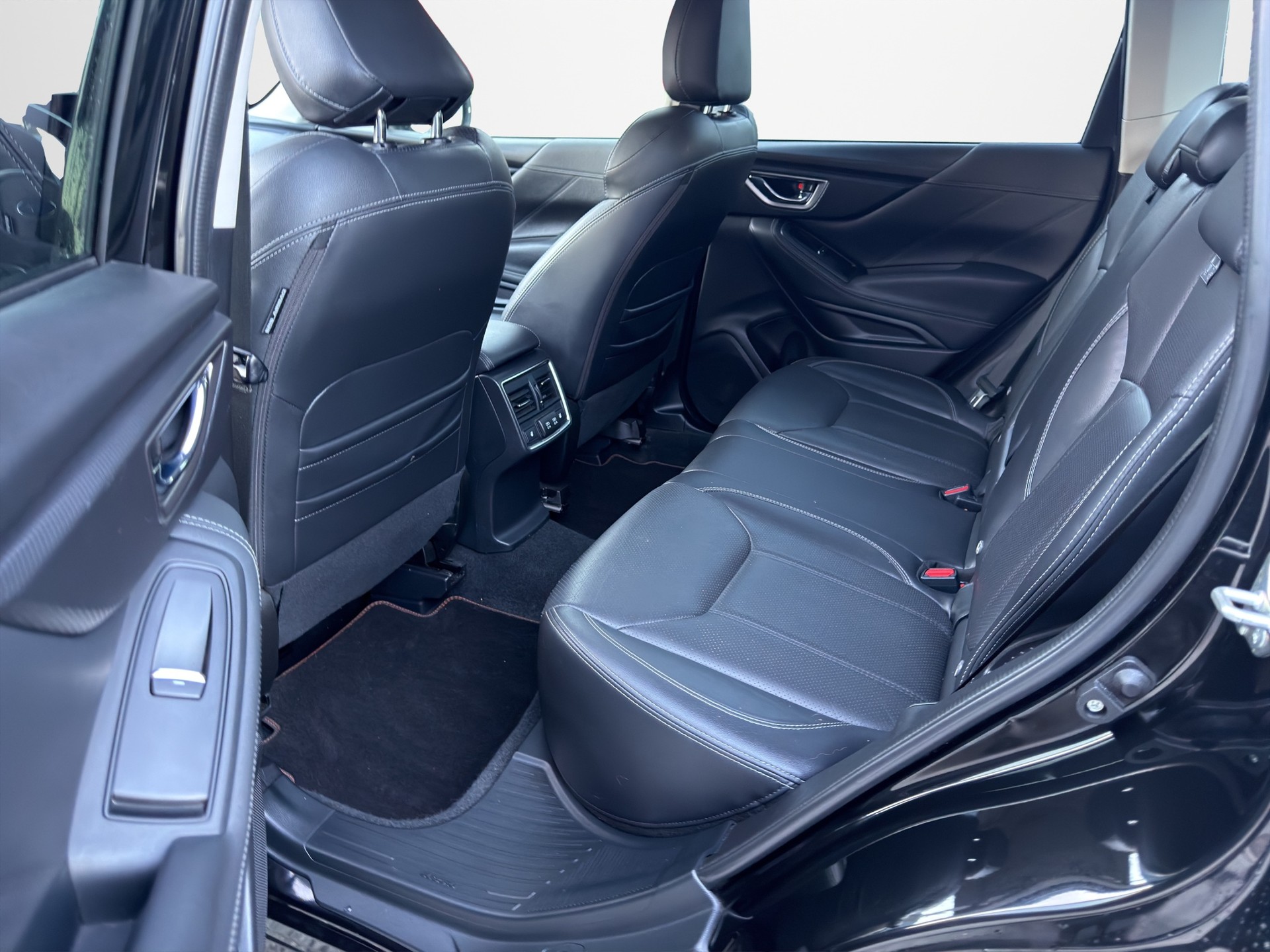 SUBARU Forester 2.0i e-Boxer Luxury Lineartronic-image-10