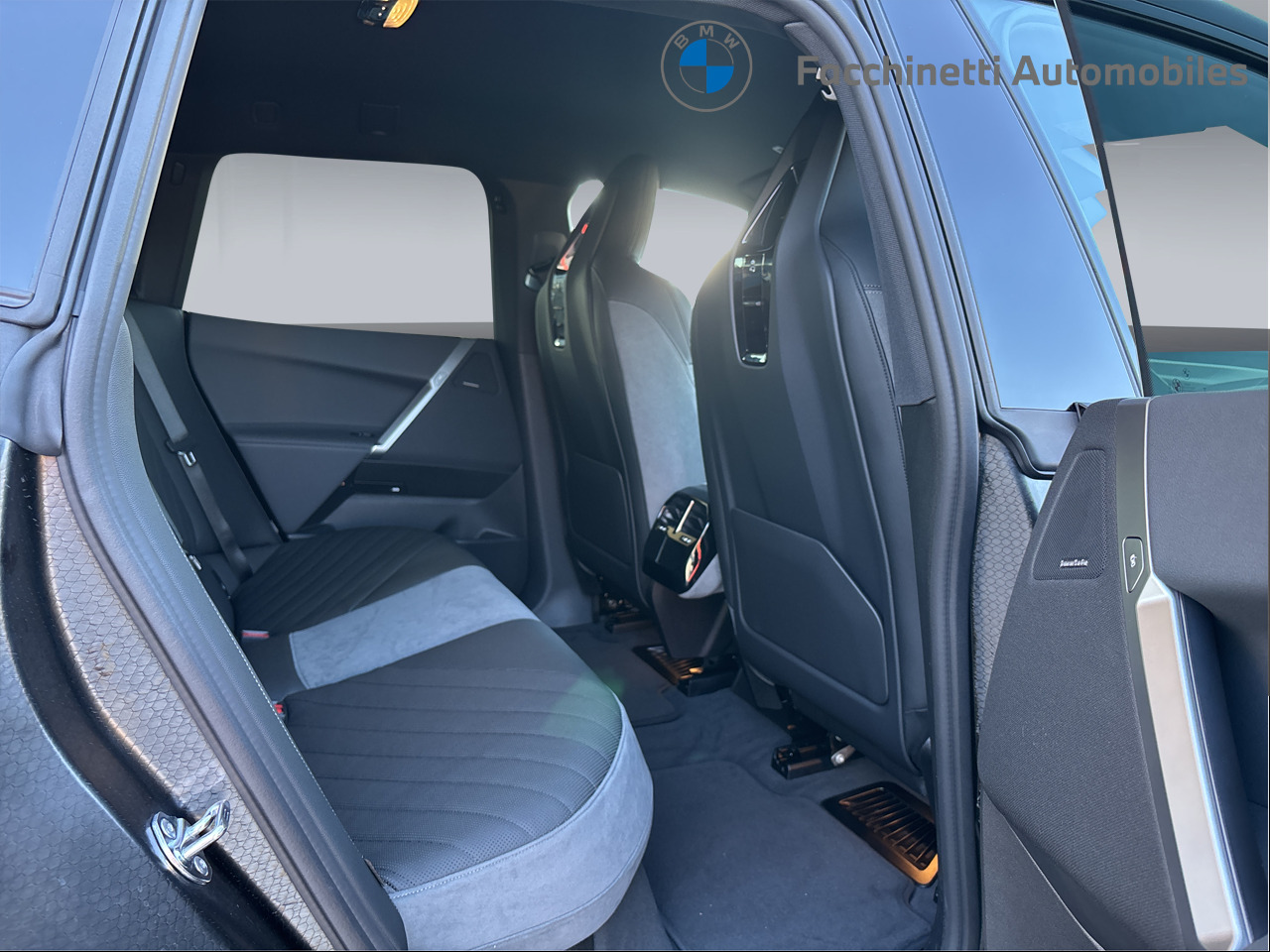 BMW iX xDrive45 M Sport-image-11
