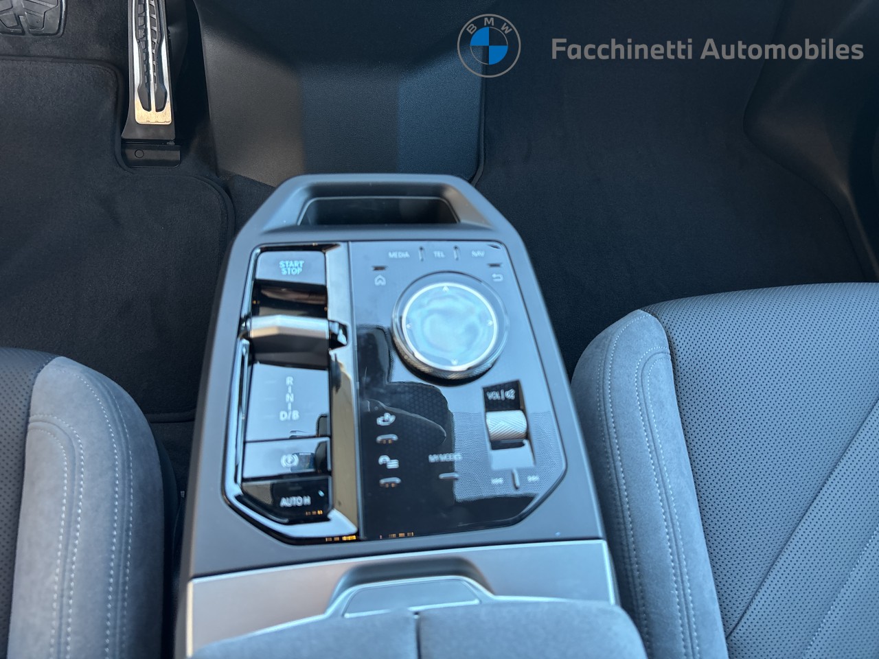 BMW iX xDrive45 M Sport-image-15