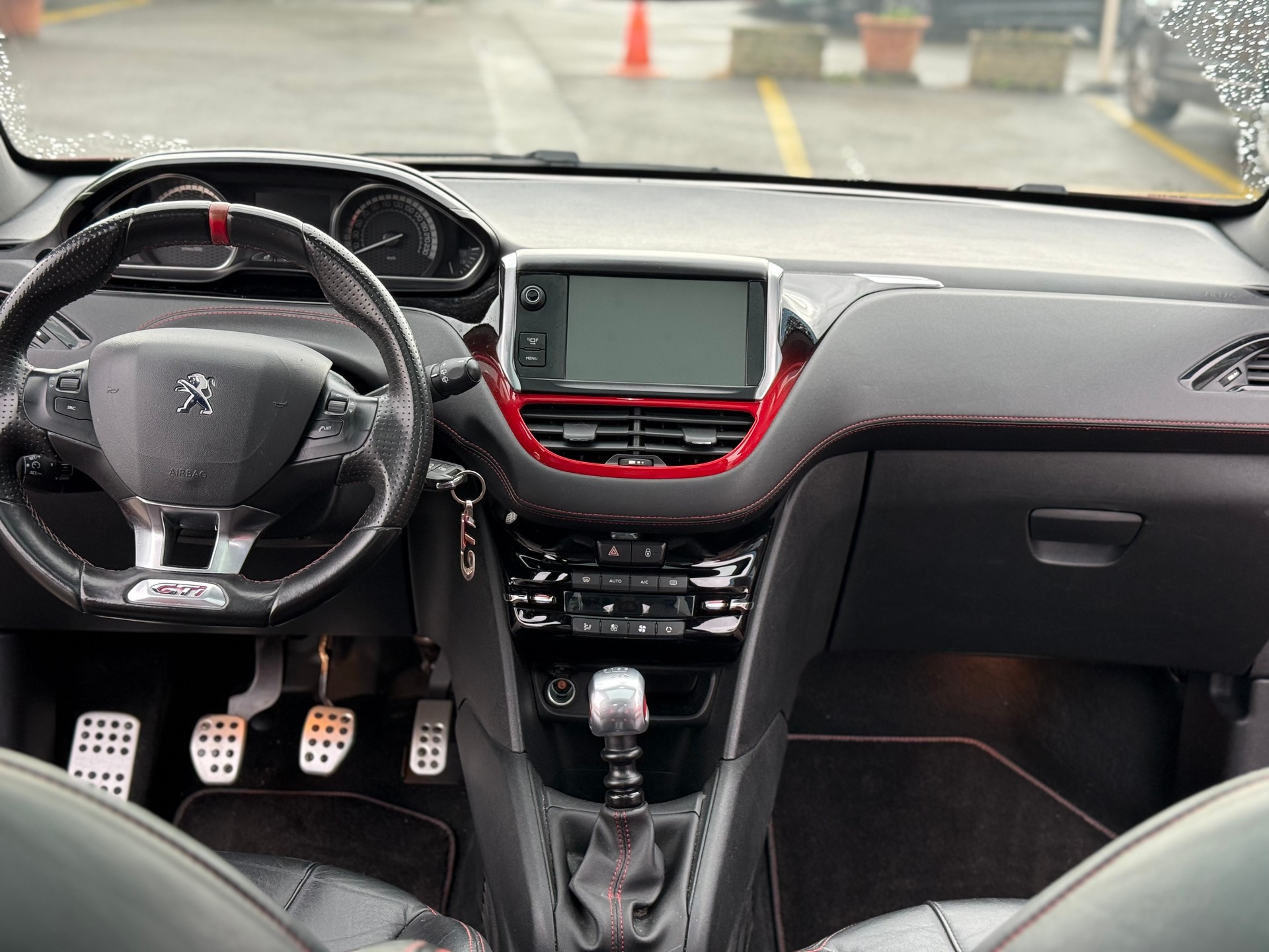 PEUGEOT 208 1.6 Turbo GTi-image-4