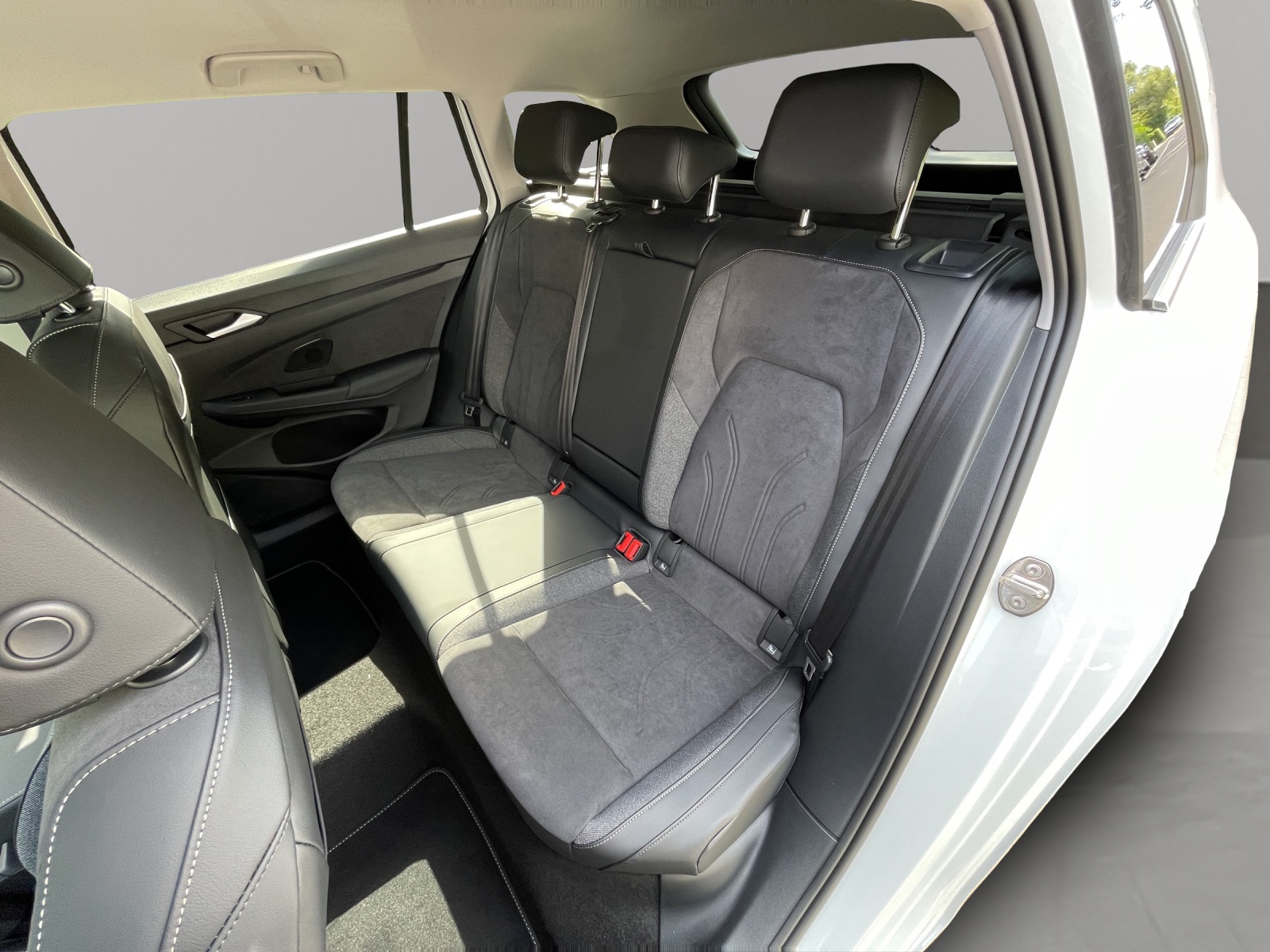 VW Golf Variant 1.5 eTSI mHEV Style-image-8