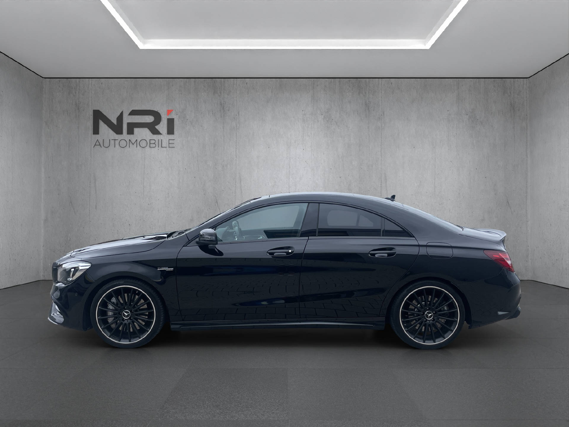 MERCEDES-BENZ CLA 45 AMG 4m-showroom-element-3