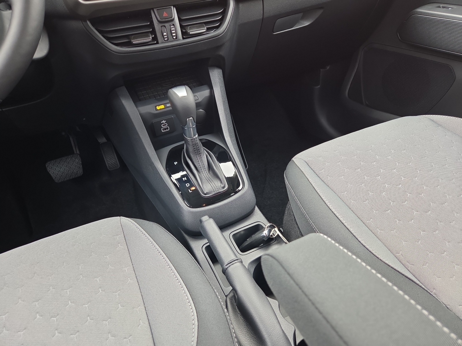 FORD Tourneo Courier 1.0 EcoBoost Titanium-image-8