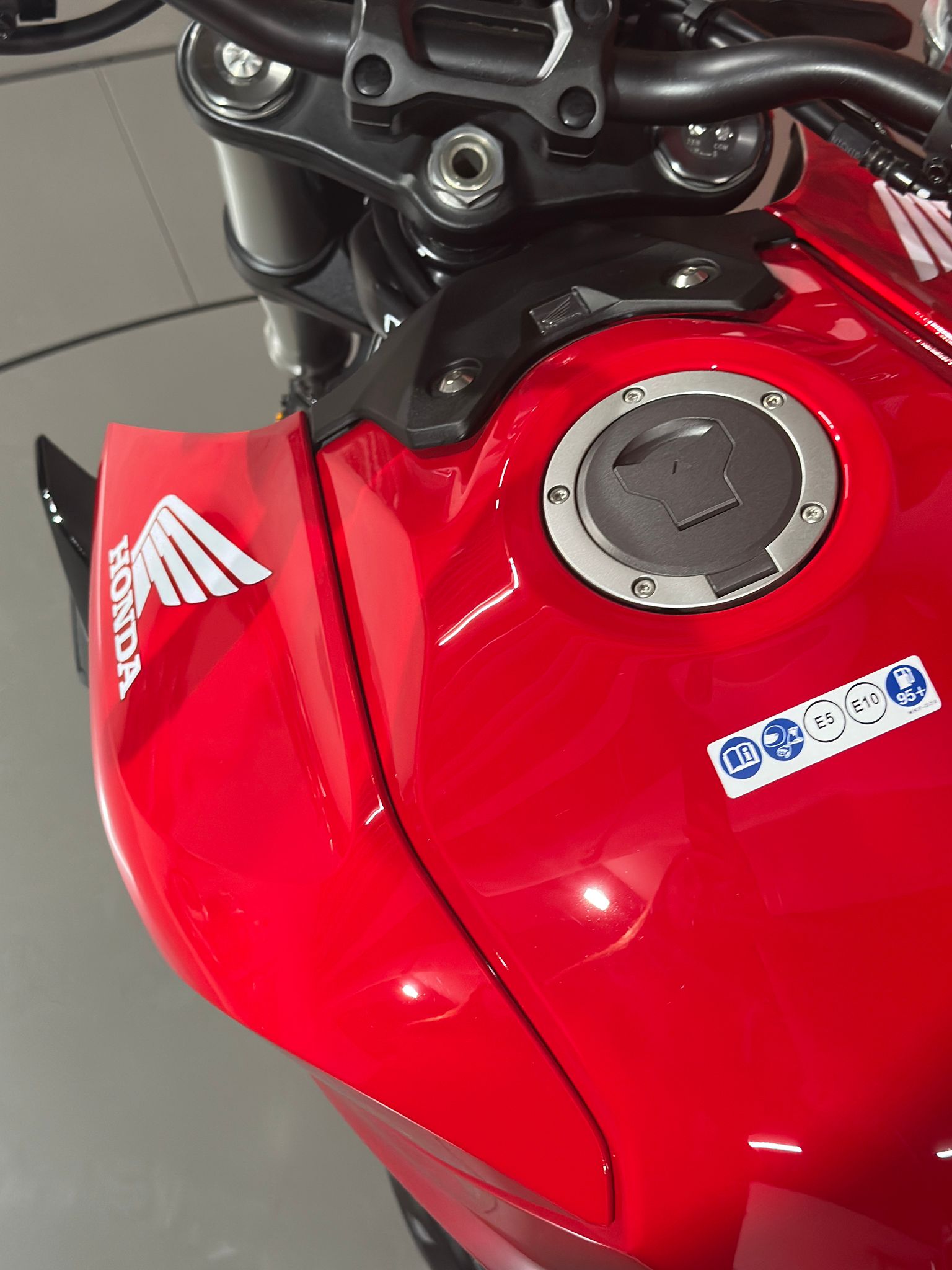 HONDA CB 1000 Hornet ** Neufahrzeug ** Grand Prix Red-image-9